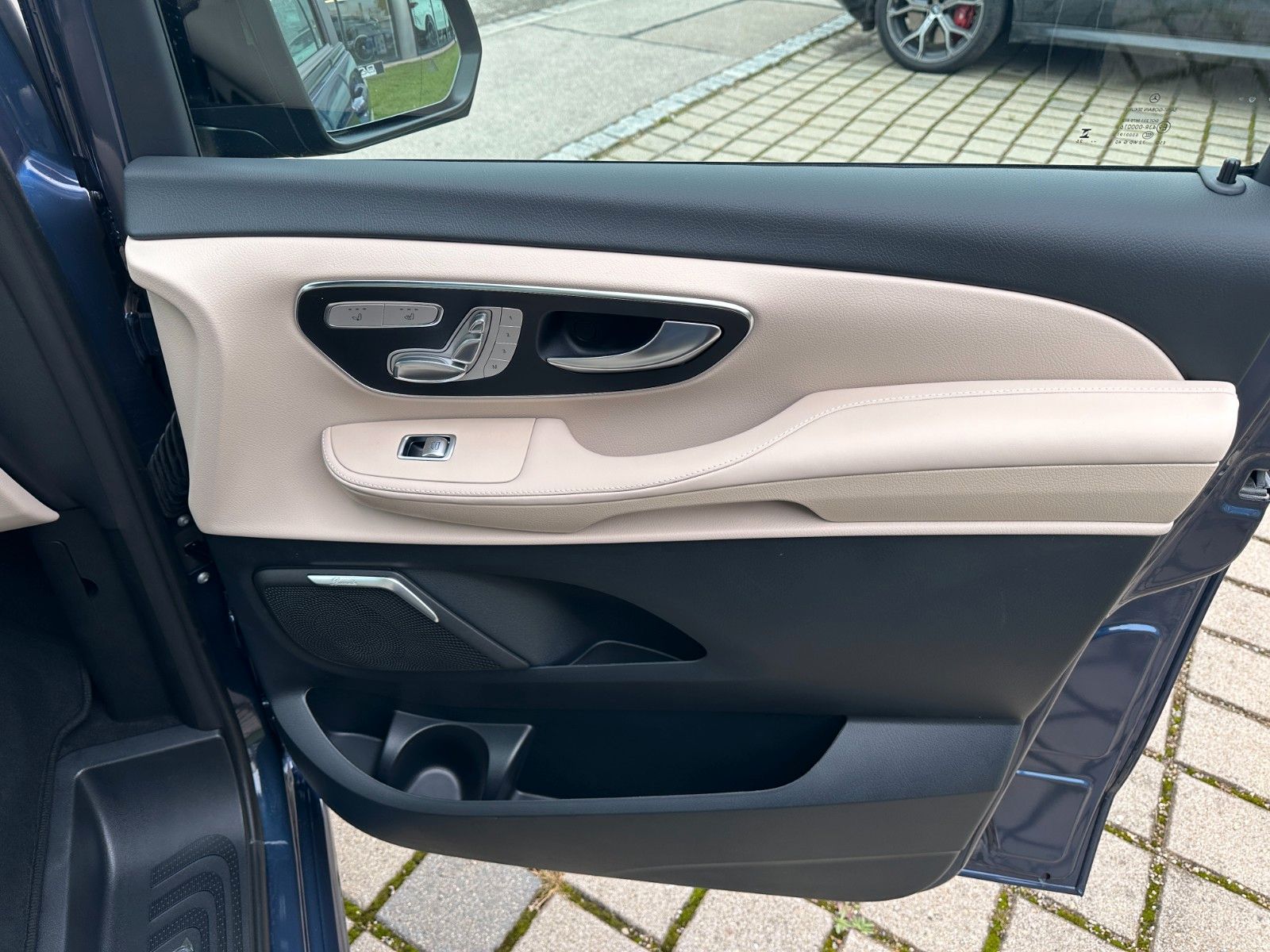 Fahrzeugabbildung Mercedes-Benz V300d 4MATIC EXCLUSIVE lang DISTR,BURM,PANO,AHK.