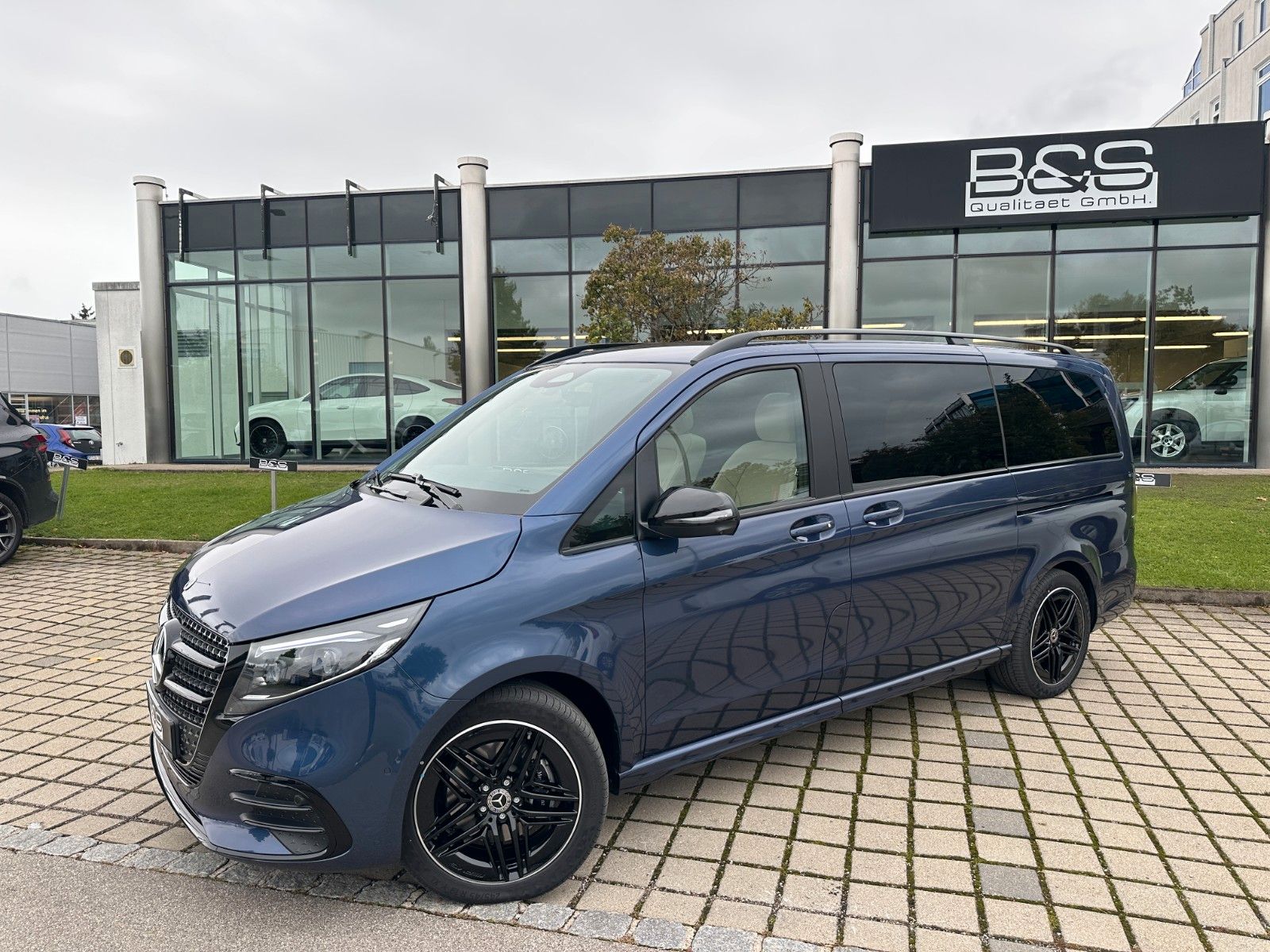 Fahrzeugabbildung Mercedes-Benz V300d 4MATIC EXCLUSIVE lang DISTR,BURM,PANO,AHK.