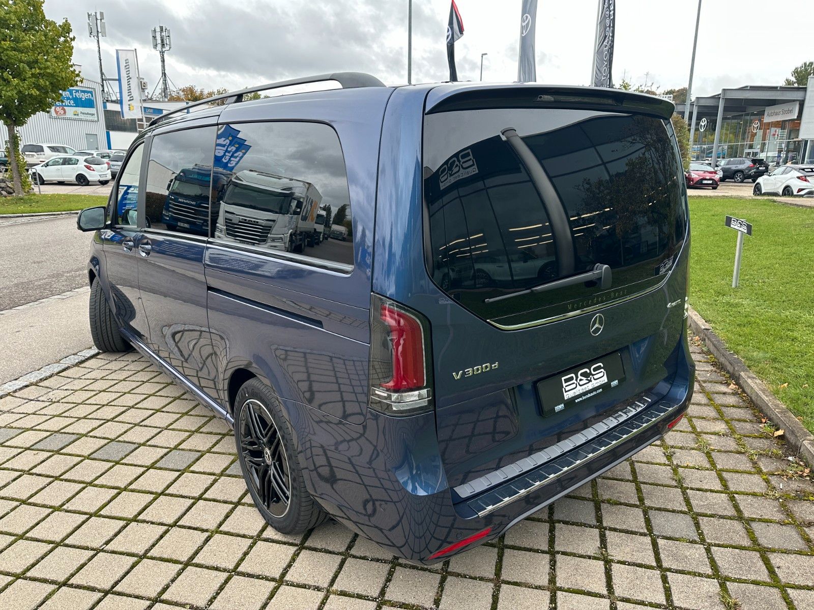 Fahrzeugabbildung Mercedes-Benz V300d 4MATIC EXCLUSIVE lang DISTR,BURM,PANO,AHK.