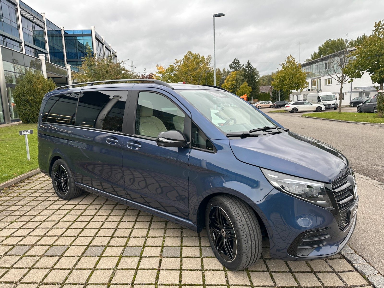 Fahrzeugabbildung Mercedes-Benz V300d 4MATIC EXCLUSIVE lang DISTR,BURM,PANO,AHK.