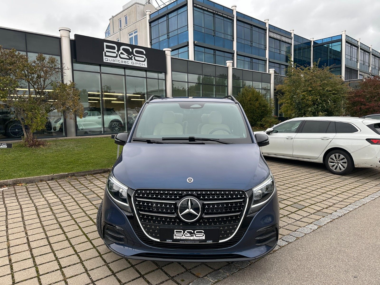 Fahrzeugabbildung Mercedes-Benz V300d 4MATIC EXCLUSIVE lang DISTR,BURM,PANO,AHK.