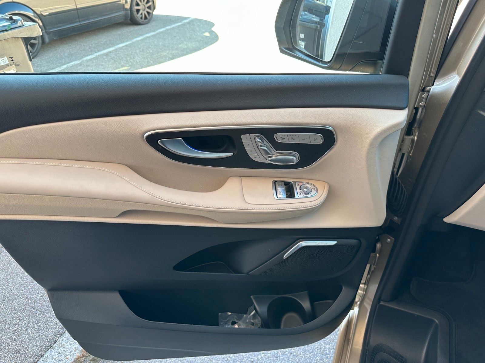 Fahrzeugabbildung Mercedes-Benz V300d 4MATIC EXCLUSIVE lang DISTR,PANO,BURM,LUFT