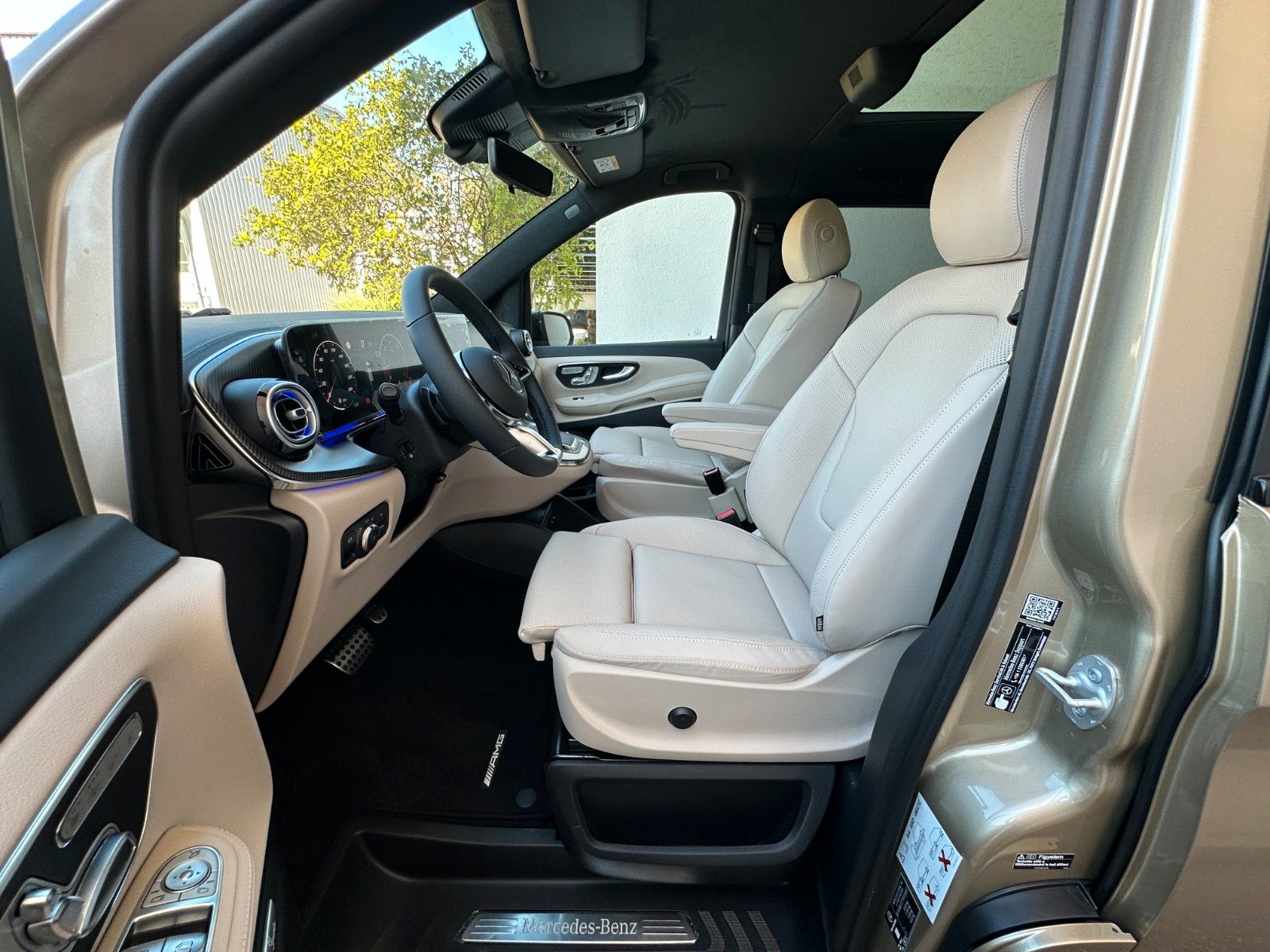 Fahrzeugabbildung Mercedes-Benz V300d 4MATIC EXCLUSIVE lang DISTR,PANO,BURM,LUFT