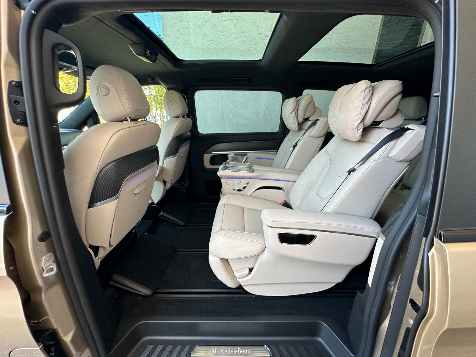 Fahrzeugabbildung Mercedes-Benz V300d 4MATIC EXCLUSIVE lang DISTR,PANO,BURM,LUFT