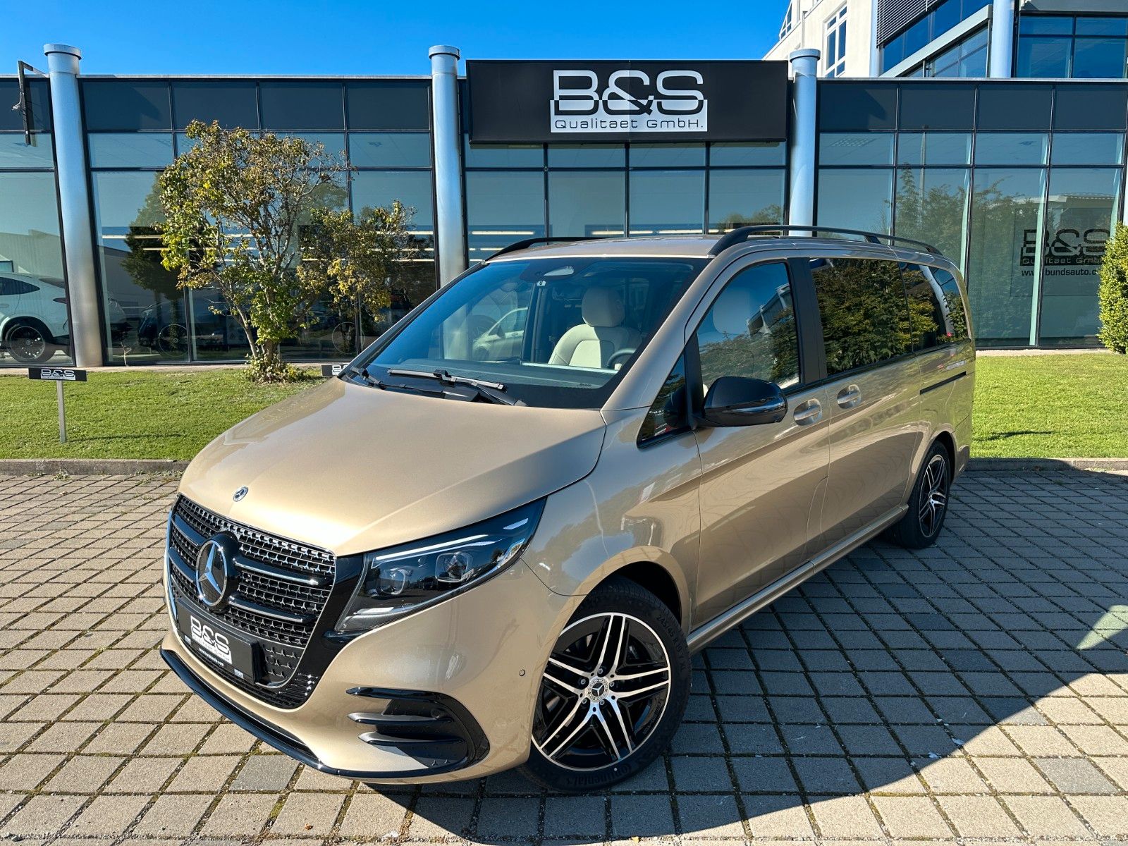 Fahrzeugabbildung Mercedes-Benz V300d 4MATIC EXCLUSIVE lang DISTR,PANO,BURM,LUFT