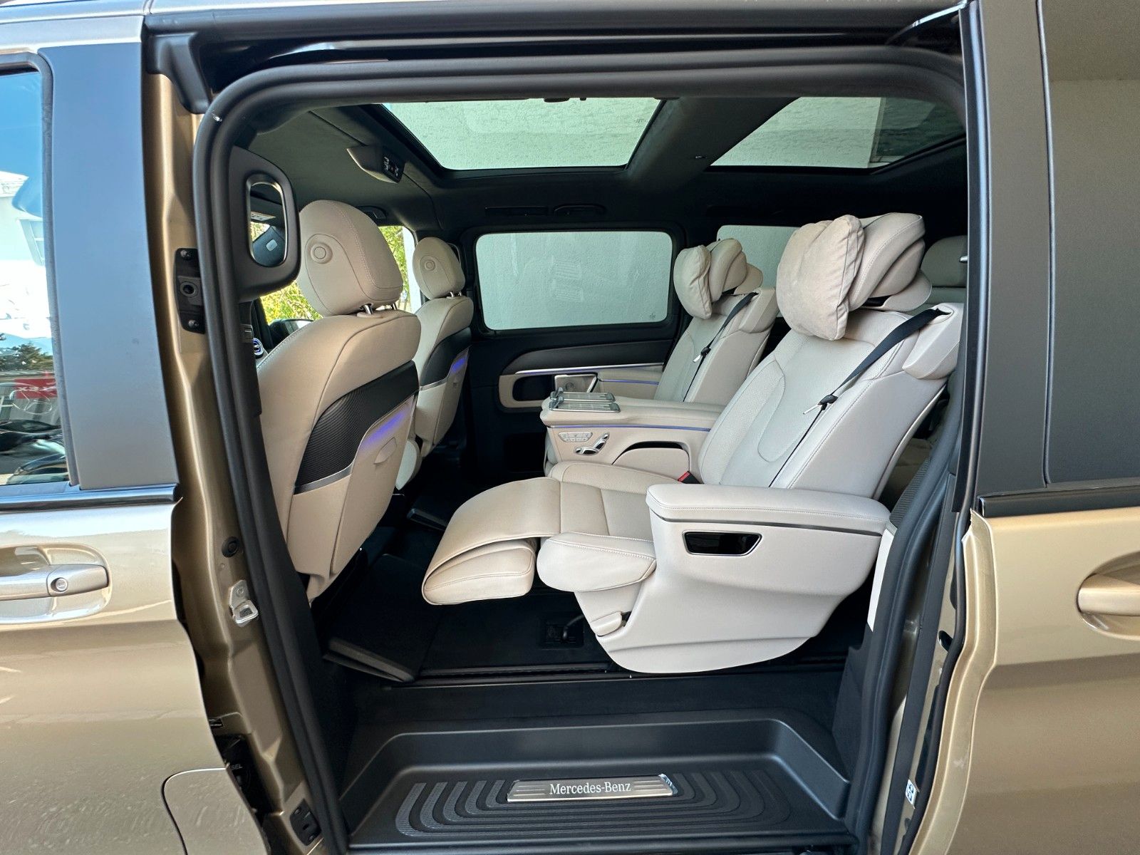 Fahrzeugabbildung Mercedes-Benz V300d 4MATIC EXCLUSIVE lang DISTR,PANO,BURM,LUFT