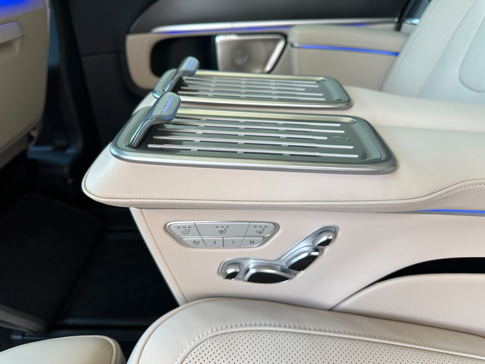 Fahrzeugabbildung Mercedes-Benz V300d 4MATIC EXCLUSIVE lang DISTR,PANO,BURM,LUFT