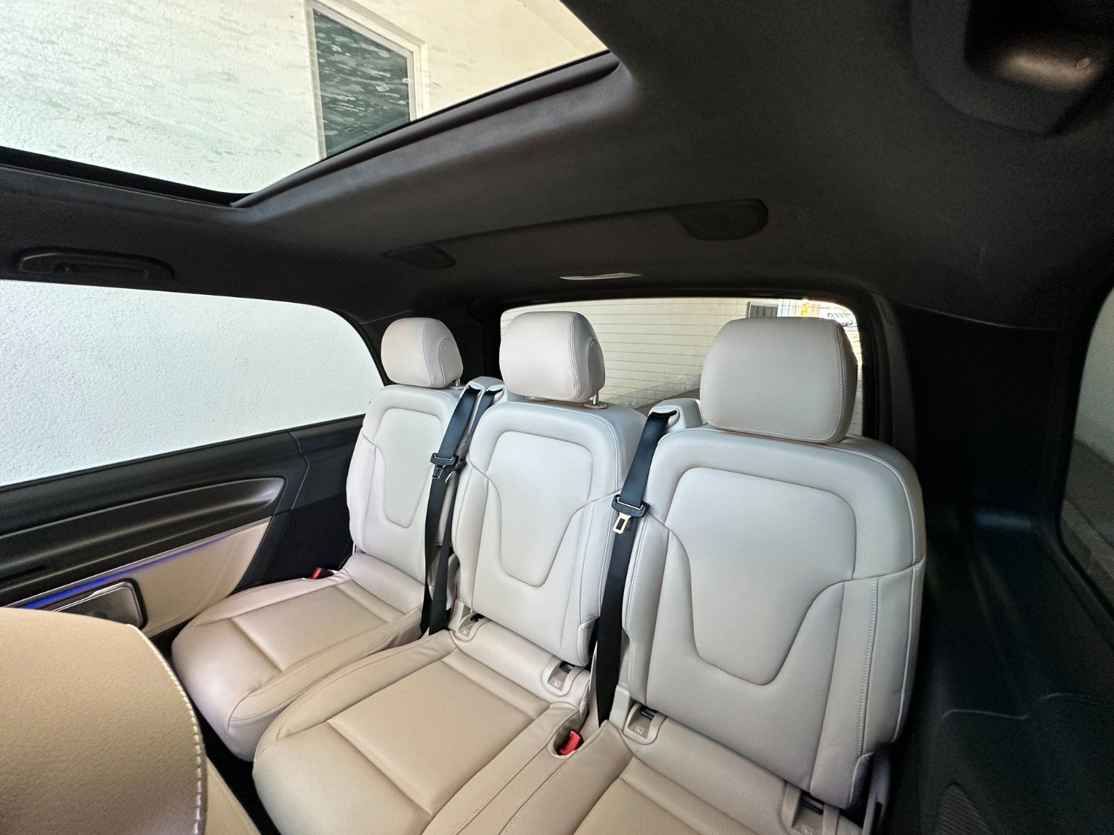 Fahrzeugabbildung Mercedes-Benz V300d 4MATIC EXCLUSIVE lang DISTR,PANO,BURM,LUFT