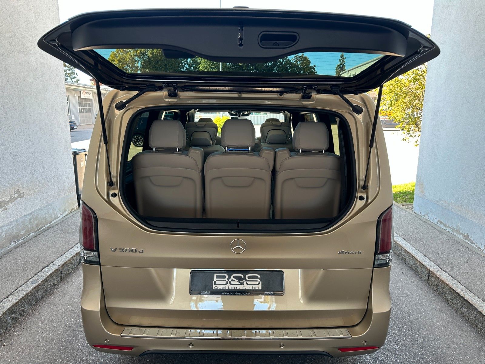 Fahrzeugabbildung Mercedes-Benz V300d 4MATIC EXCLUSIVE lang DISTR,PANO,BURM,LUFT