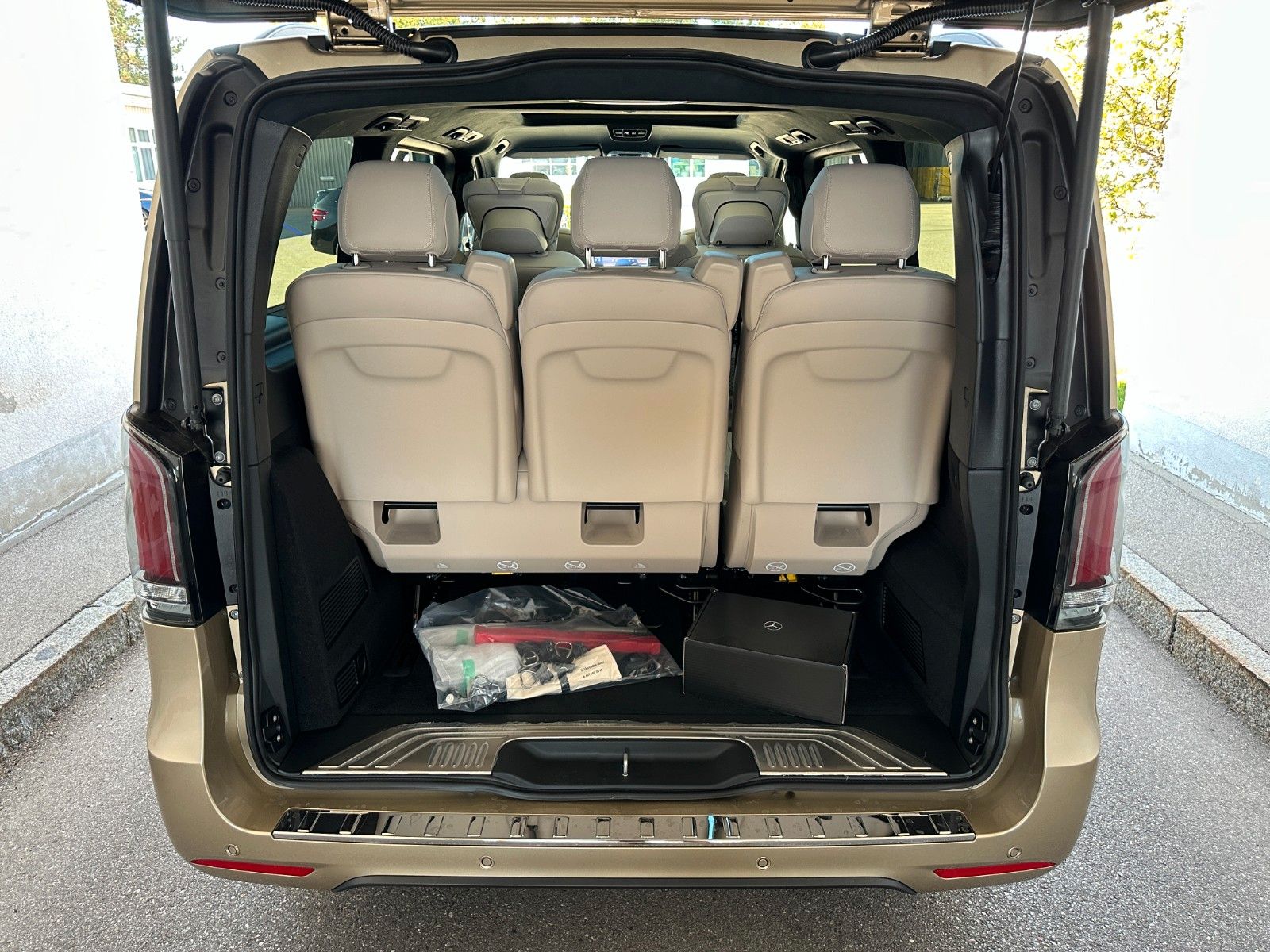 Fahrzeugabbildung Mercedes-Benz V300d 4MATIC EXCLUSIVE lang DISTR,PANO,BURM,LUFT