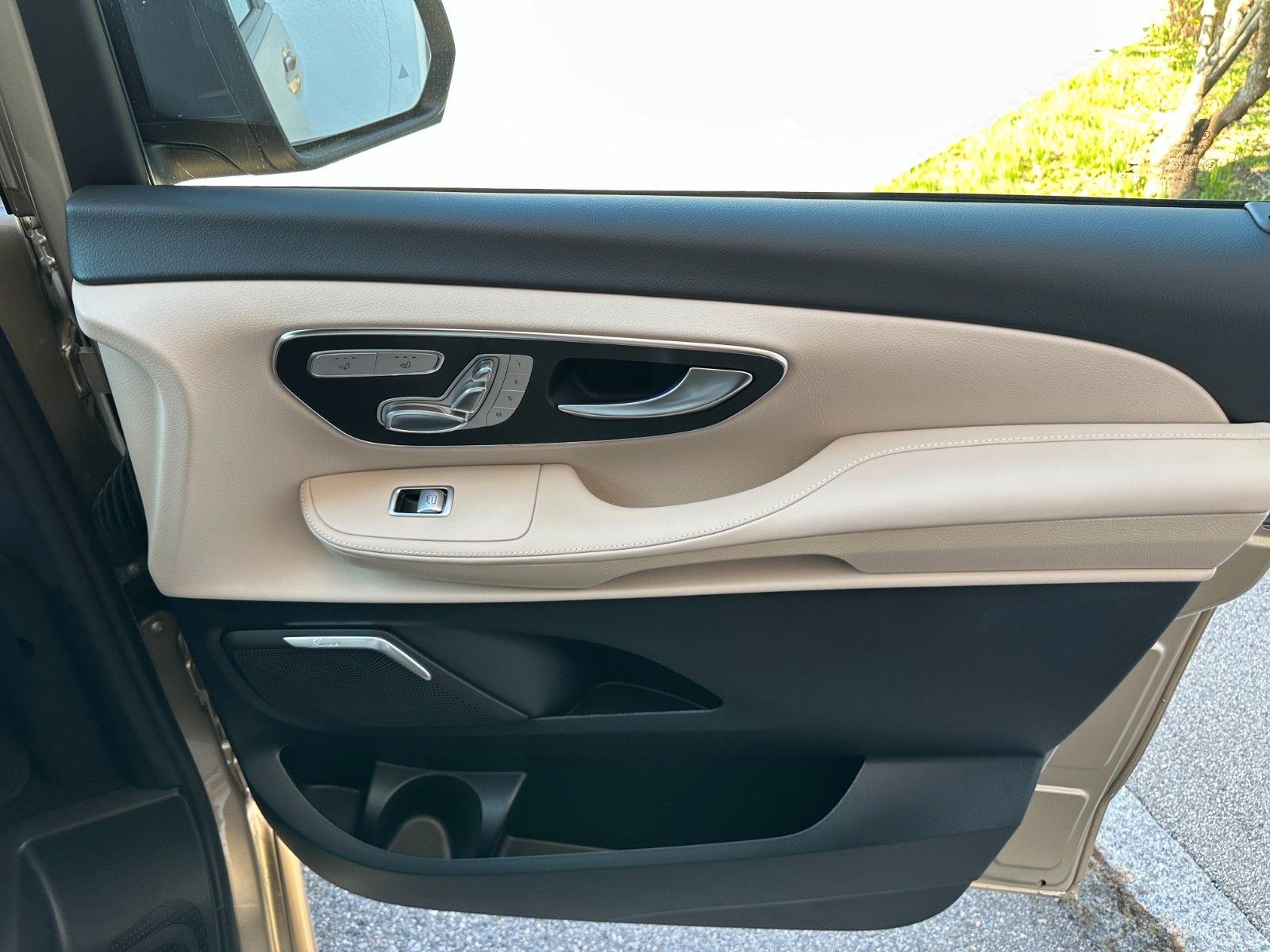 Fahrzeugabbildung Mercedes-Benz V300d 4MATIC EXCLUSIVE lang DISTR,PANO,BURM,LUFT