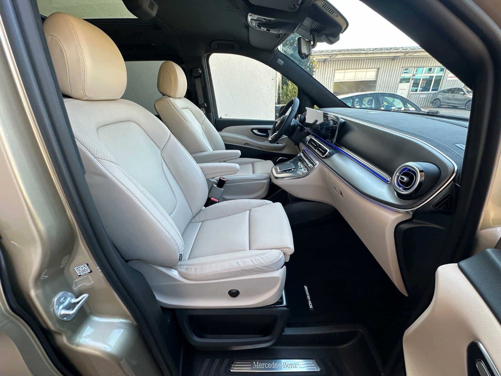 Fahrzeugabbildung Mercedes-Benz V300d 4MATIC EXCLUSIVE lang DISTR,PANO,BURM,LUFT