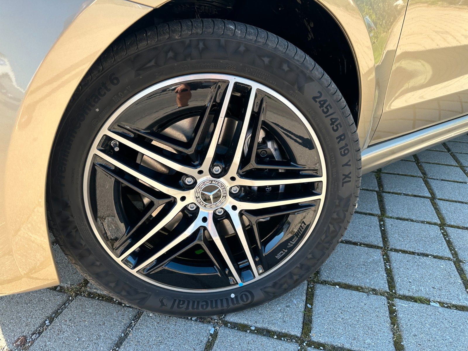 Fahrzeugabbildung Mercedes-Benz V300d 4MATIC EXCLUSIVE lang DISTR,PANO,BURM,LUFT