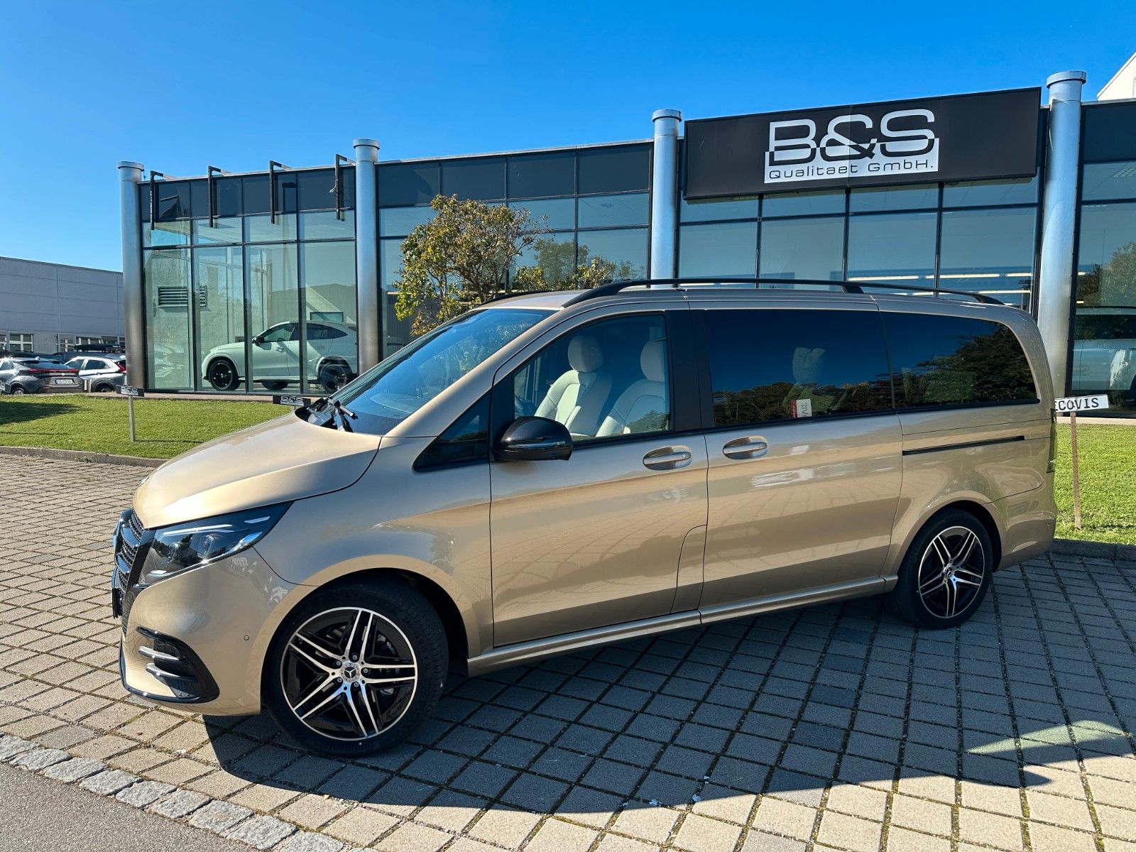 Fahrzeugabbildung Mercedes-Benz V300d 4MATIC EXCLUSIVE lang DISTR,PANO,BURM,LUFT