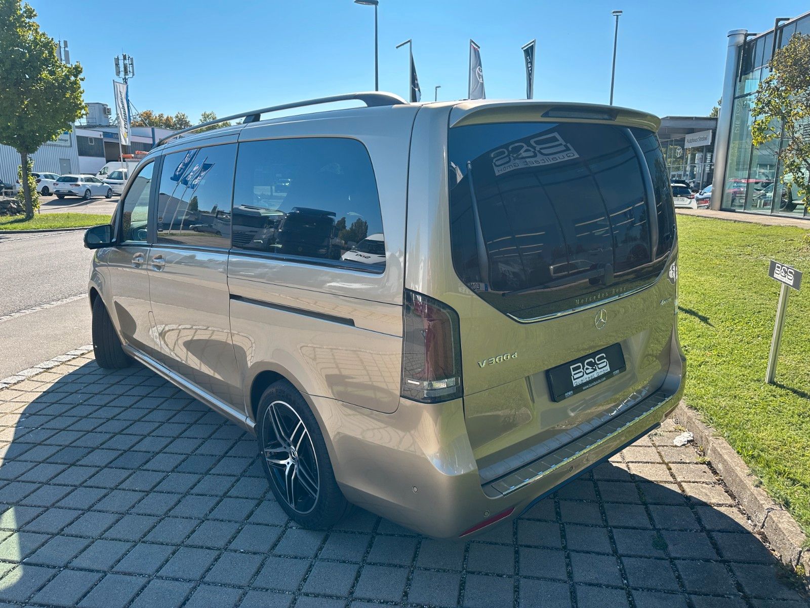 Fahrzeugabbildung Mercedes-Benz V300d 4MATIC EXCLUSIVE lang DISTR,PANO,BURM,LUFT