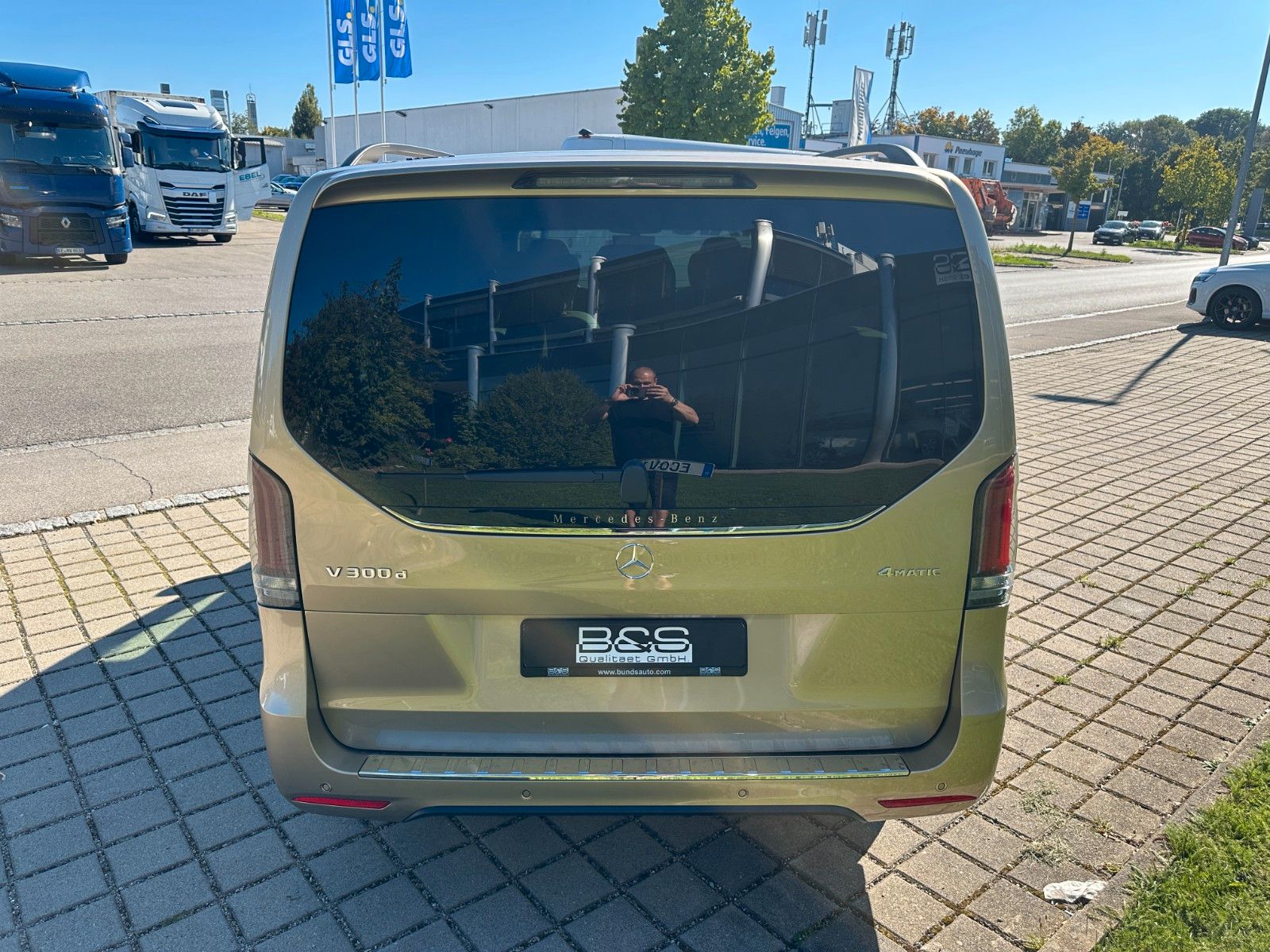 Fahrzeugabbildung Mercedes-Benz V300d 4MATIC EXCLUSIVE lang DISTR,PANO,BURM,LUFT