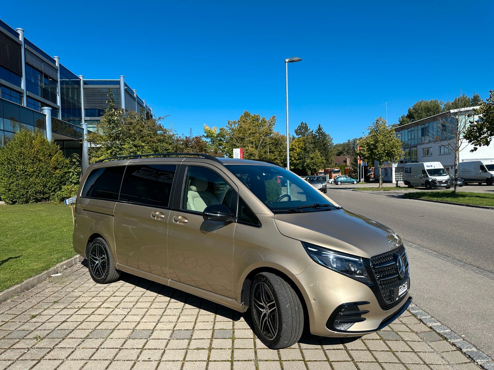 Fahrzeugabbildung Mercedes-Benz V300d 4MATIC EXCLUSIVE lang DISTR,PANO,BURM,LUFT