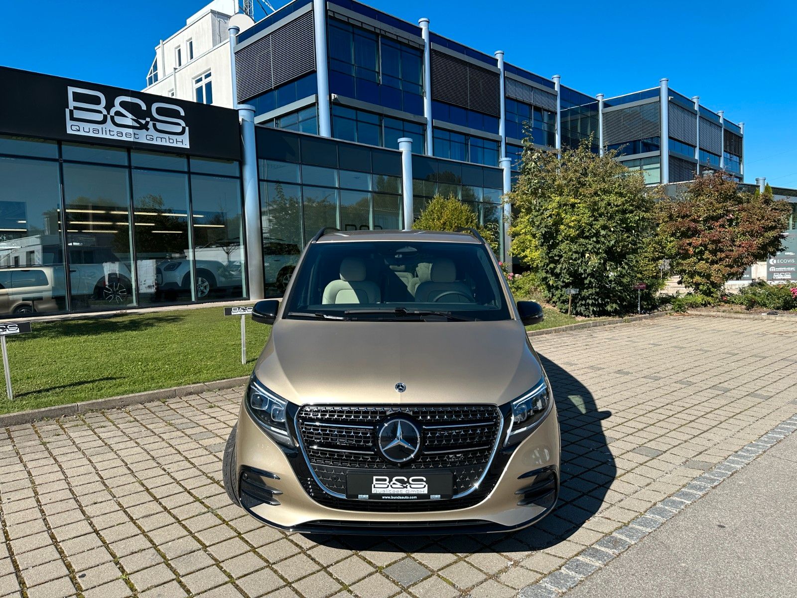 Fahrzeugabbildung Mercedes-Benz V300d 4MATIC EXCLUSIVE lang DISTR,PANO,BURM,LUFT