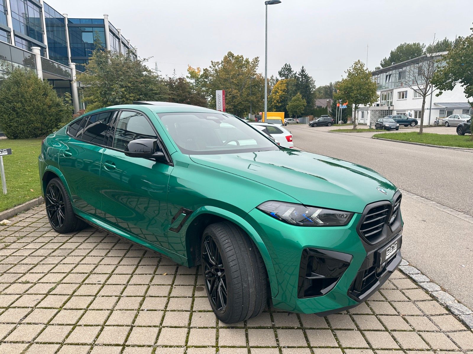 Fahrzeugabbildung BMW X6M Competition ACC,HUD,SKYL,HARMAN,SOFTCL,AHK..