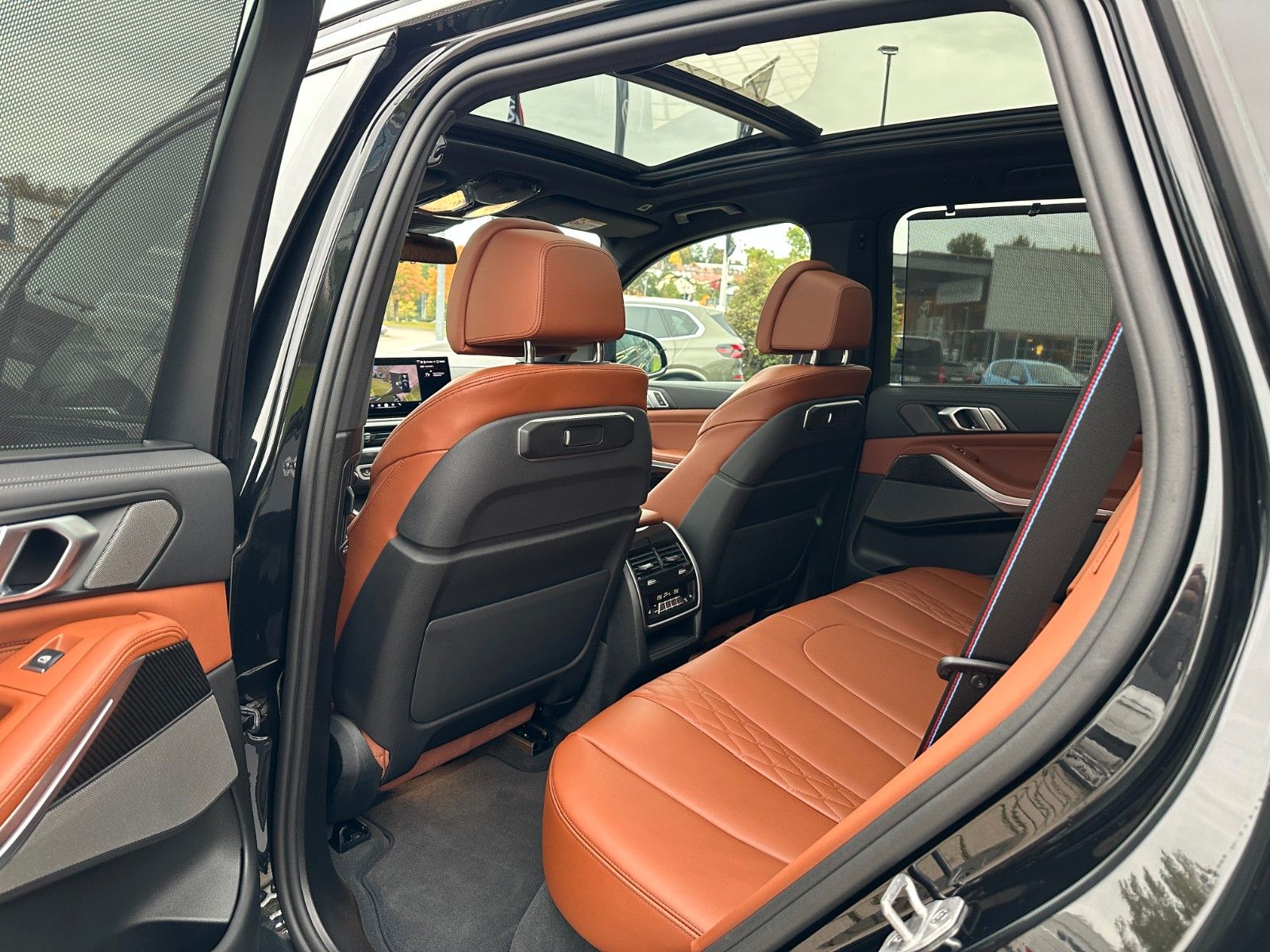 Fahrzeugabbildung BMW X5 M60 i xDrive ACC,HUD,PANO,HARMAN,LUFT,AHK,360