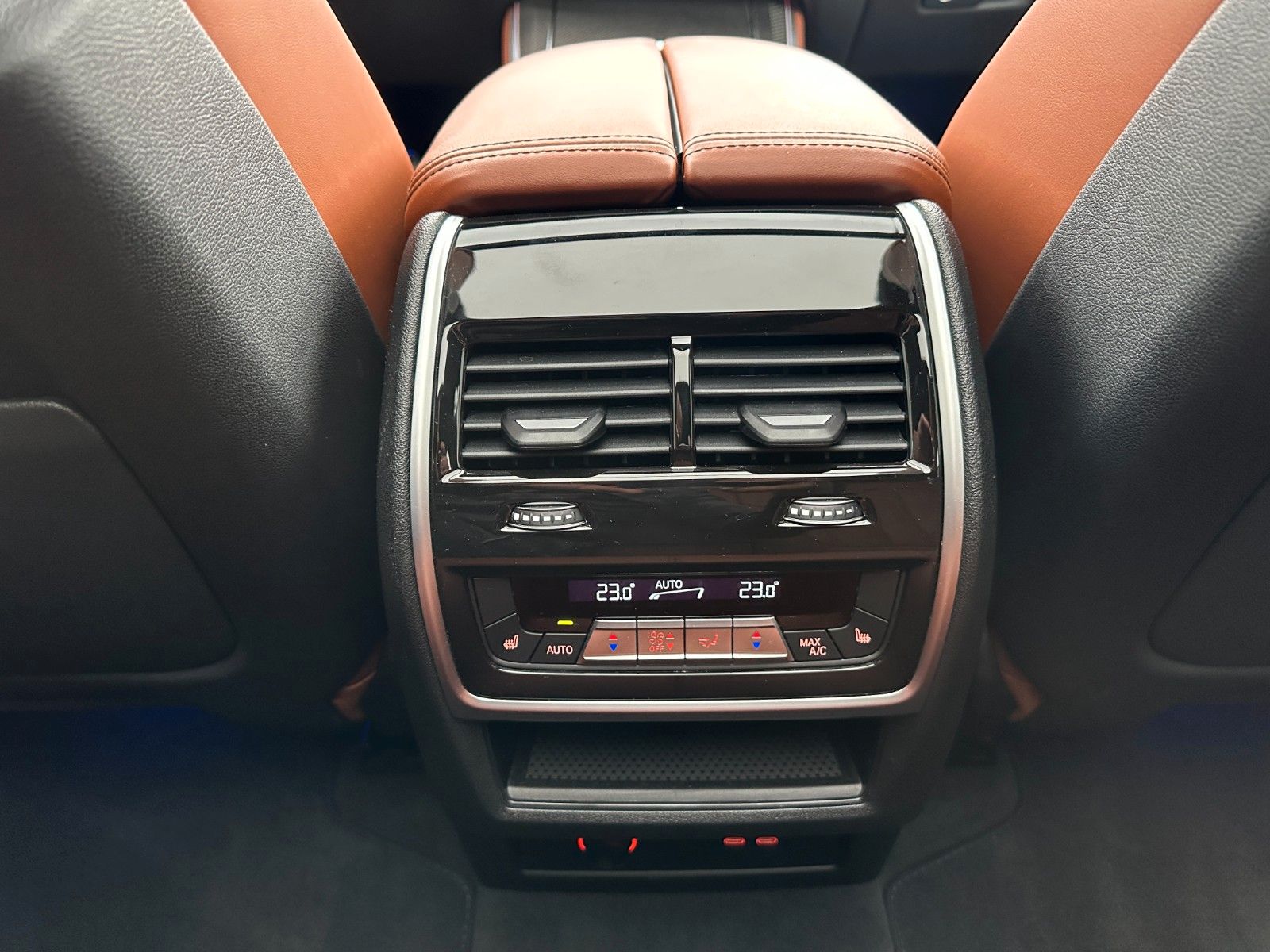 Fahrzeugabbildung BMW X5 M60 i xDrive ACC,HUD,PANO,HARMAN,LUFT,AHK,360