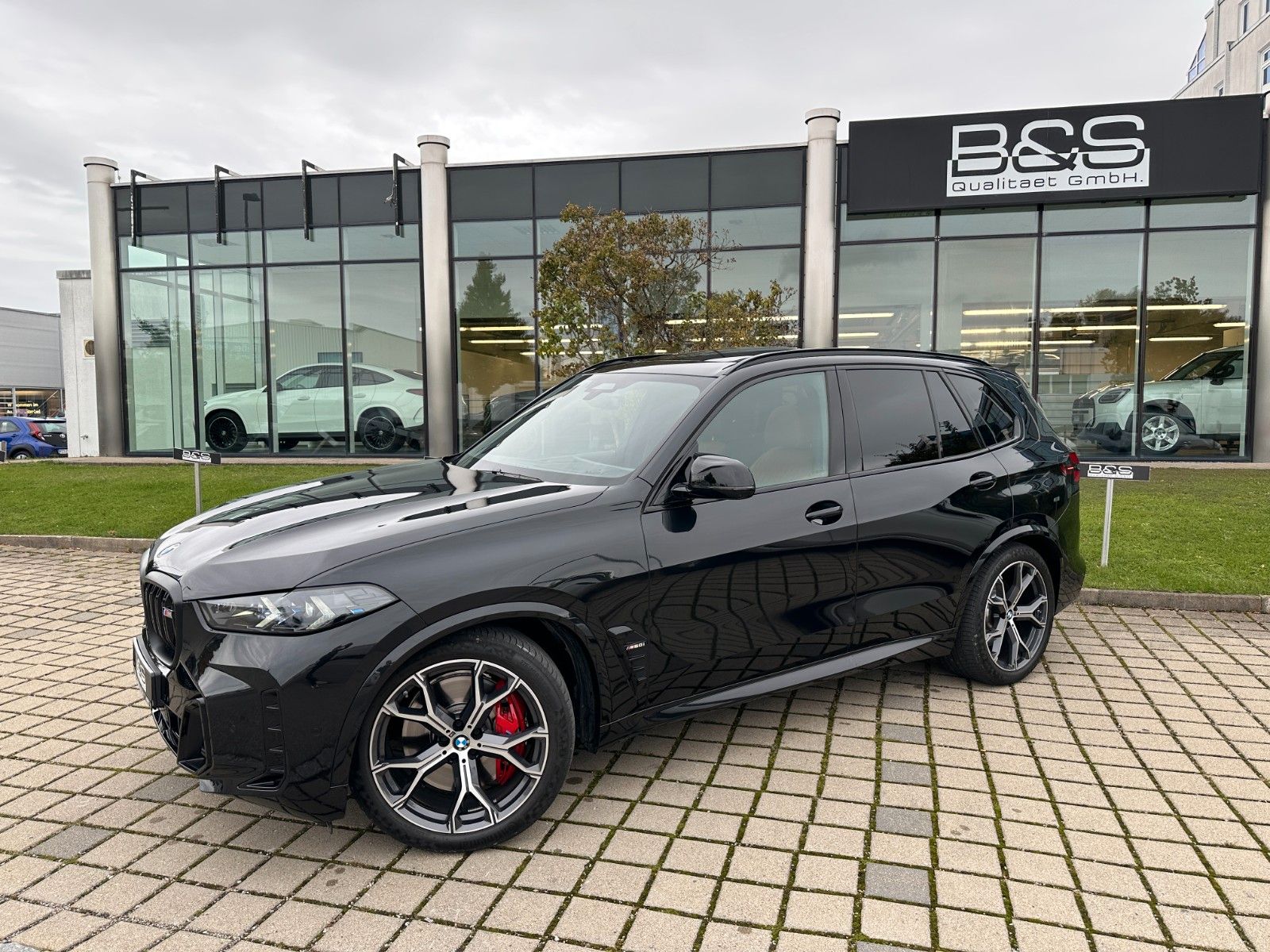 Fahrzeugabbildung BMW X5 M60 i xDrive ACC,HUD,PANO,HARMAN,LUFT,AHK,360