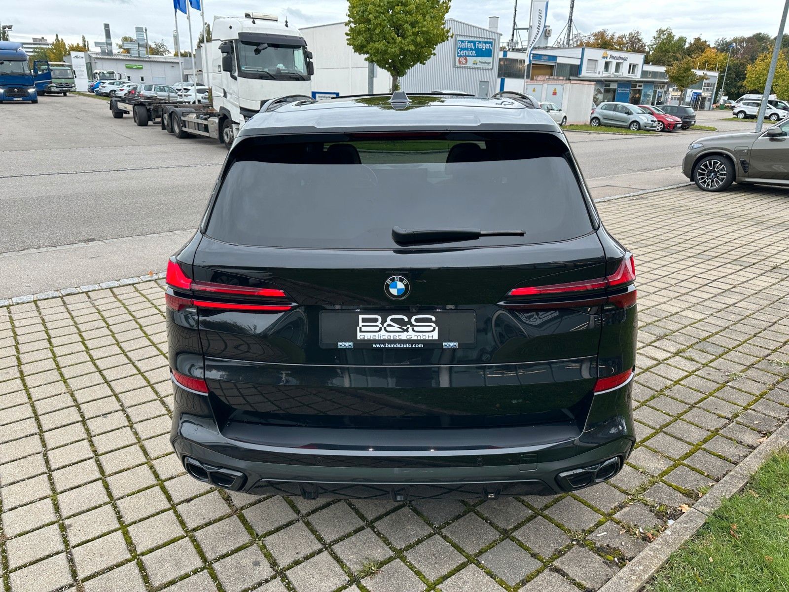 Fahrzeugabbildung BMW X5 M60 i xDrive ACC,HUD,PANO,HARMAN,LUFT,AHK,360