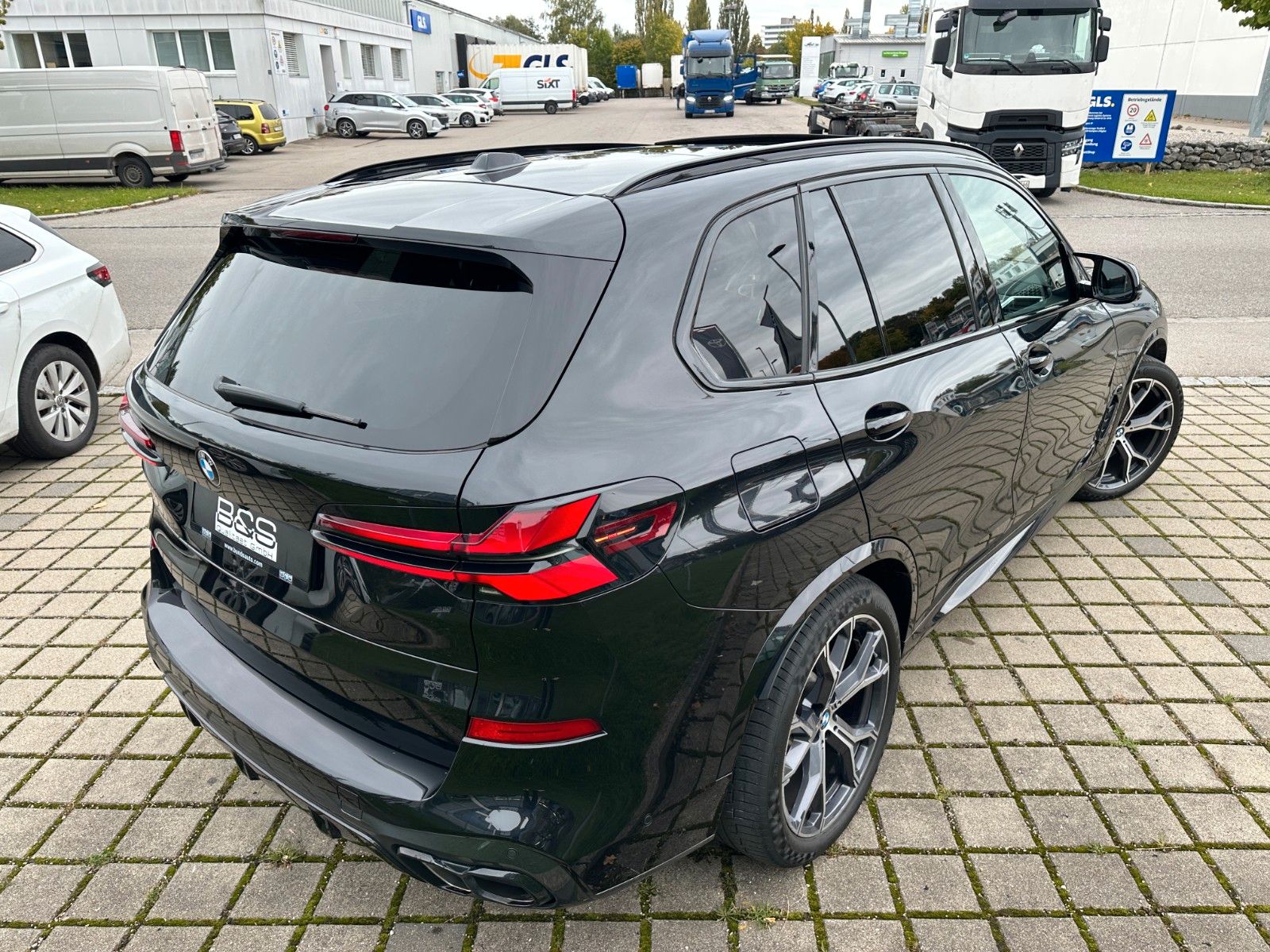 Fahrzeugabbildung BMW X5 M60 i xDrive ACC,HUD,PANO,HARMAN,LUFT,AHK,360