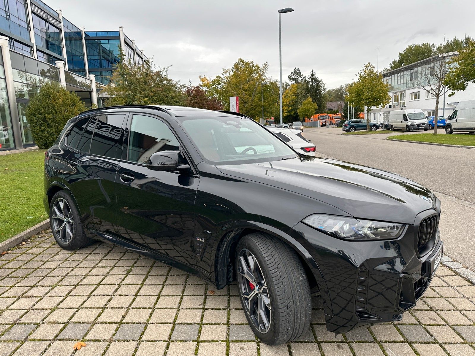 Fahrzeugabbildung BMW X5 M60 i xDrive ACC,HUD,PANO,HARMAN,LUFT,AHK,360