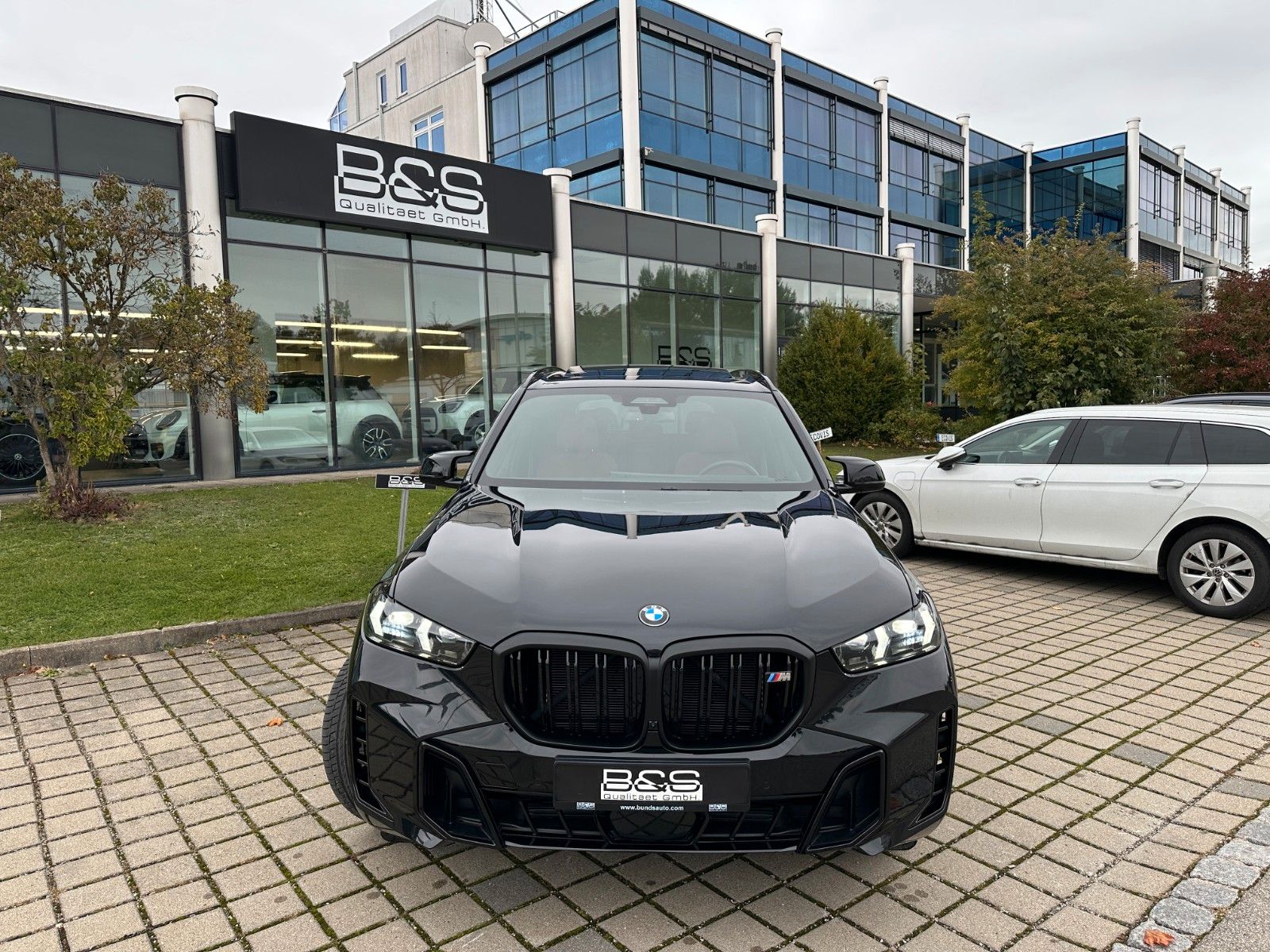 Fahrzeugabbildung BMW X5 M60 i xDrive ACC,HUD,PANO,HARMAN,LUFT,AHK,360