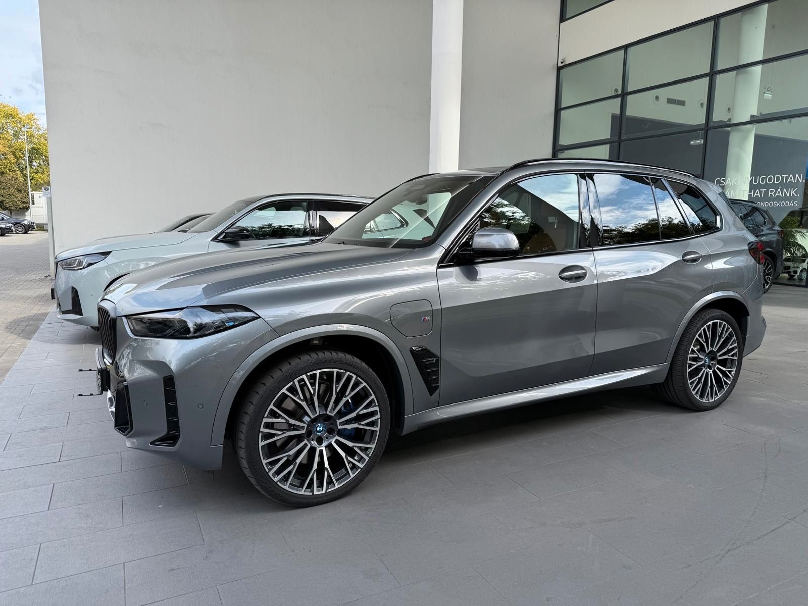 Fahrzeugabbildung BMW X5 50e xDrive MSport ACC,HUD,PANO,HARMAN,LUFT,..