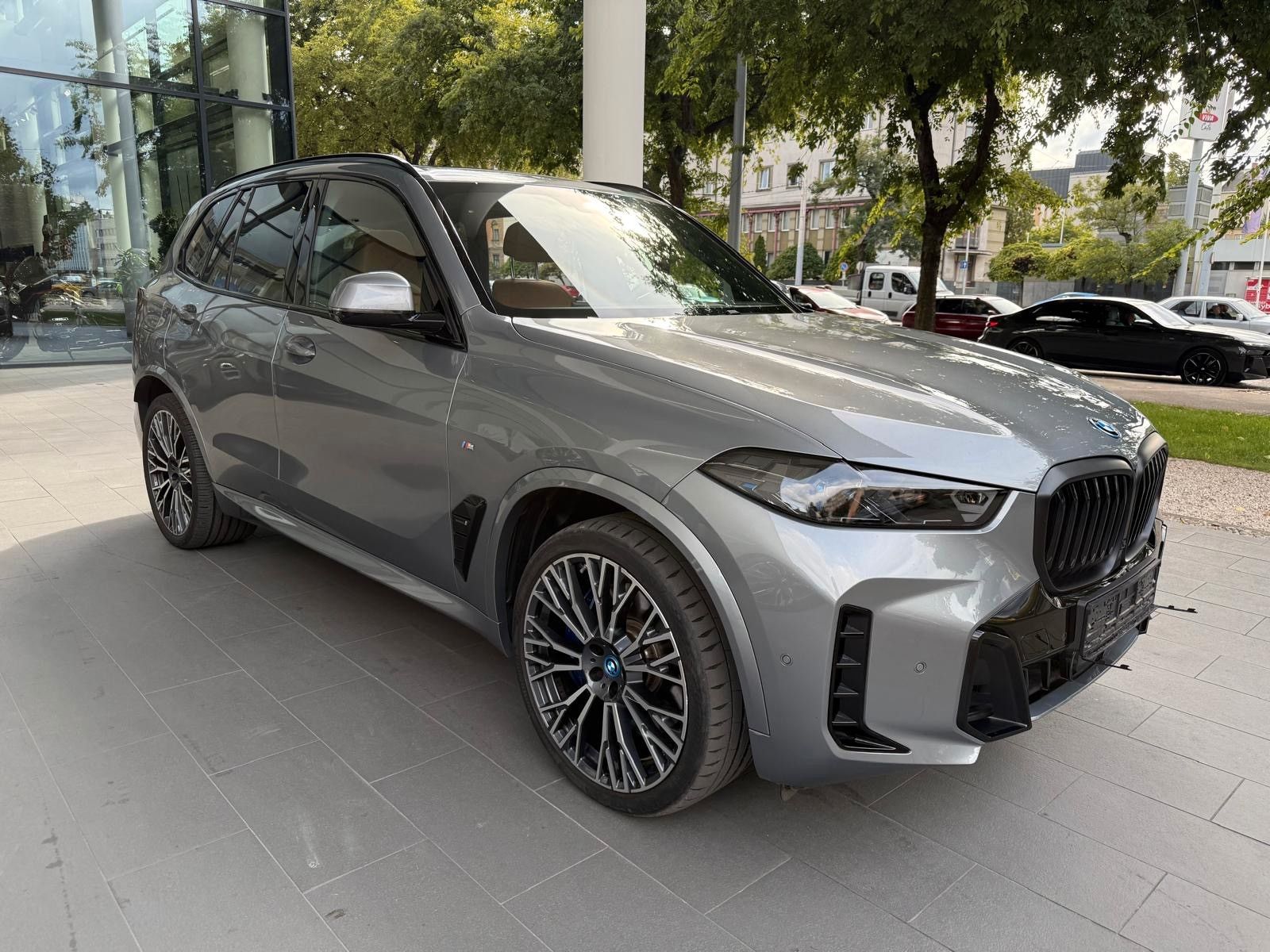 Fahrzeugabbildung BMW X5 50e xDrive MSport ACC,HUD,PANO,HARMAN,LUFT,..