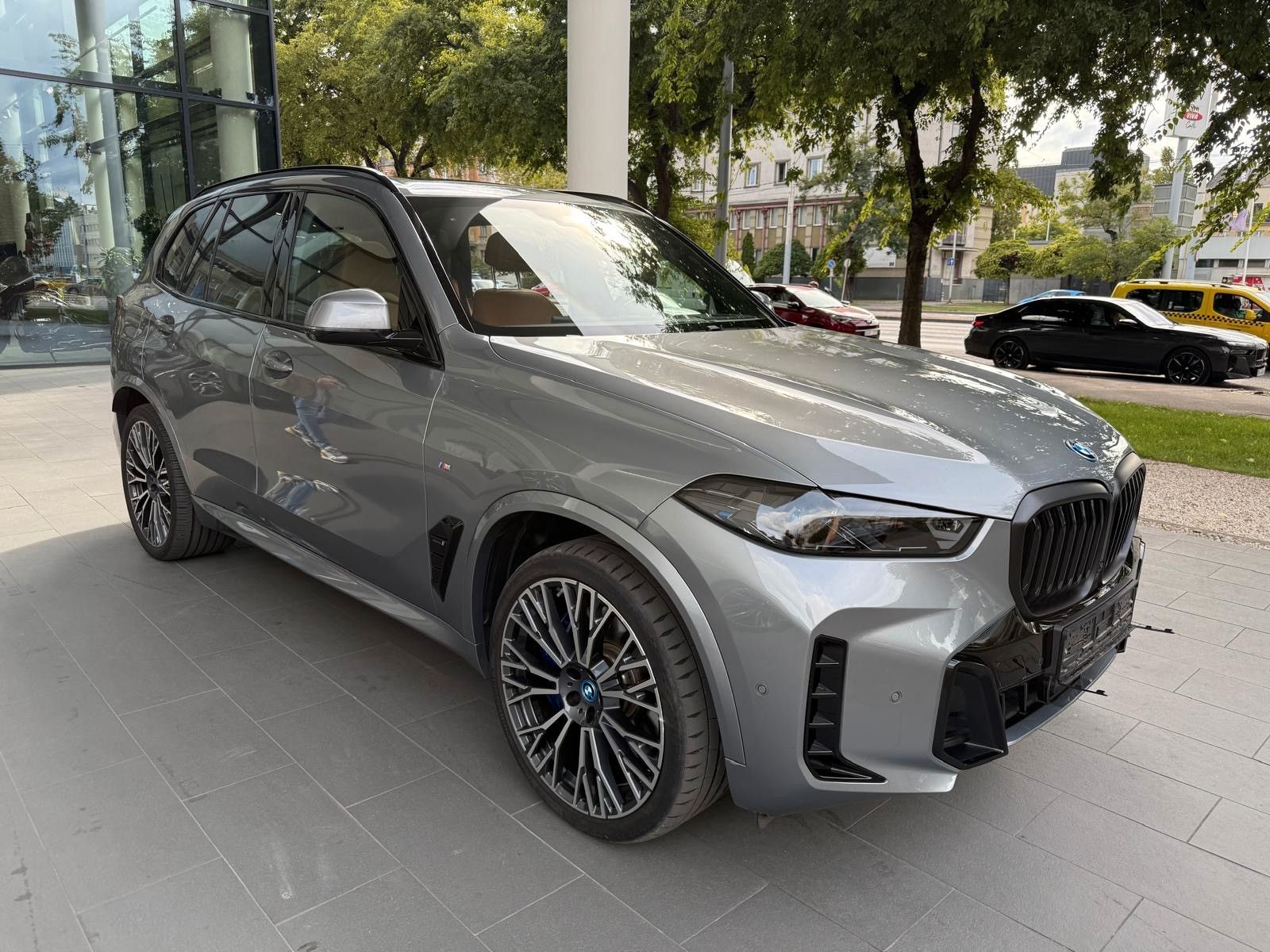 Fahrzeugabbildung BMW X5 50e xDrive MSport ACC,HUD,PANO,HARMAN,LUFT,..