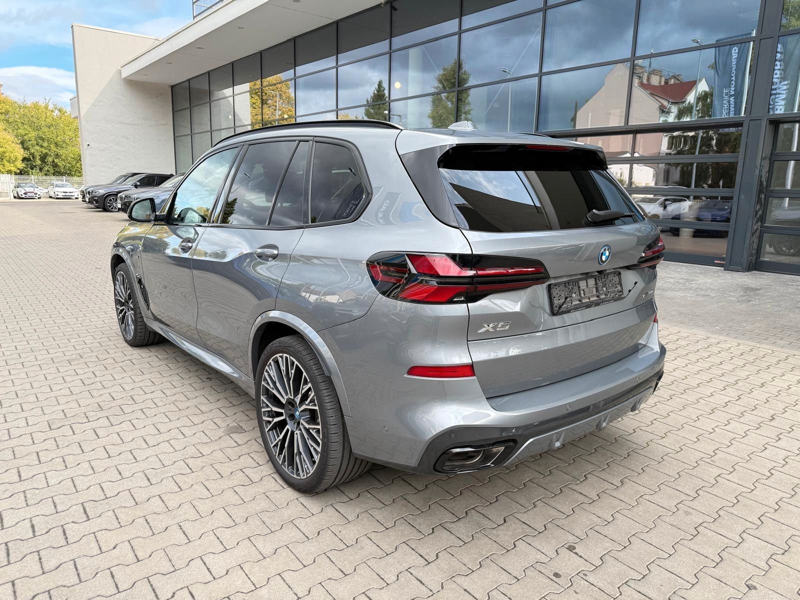 Fahrzeugabbildung BMW X5 50e xDrive MSport ACC,HUD,PANO,HARMAN,LUFT,..