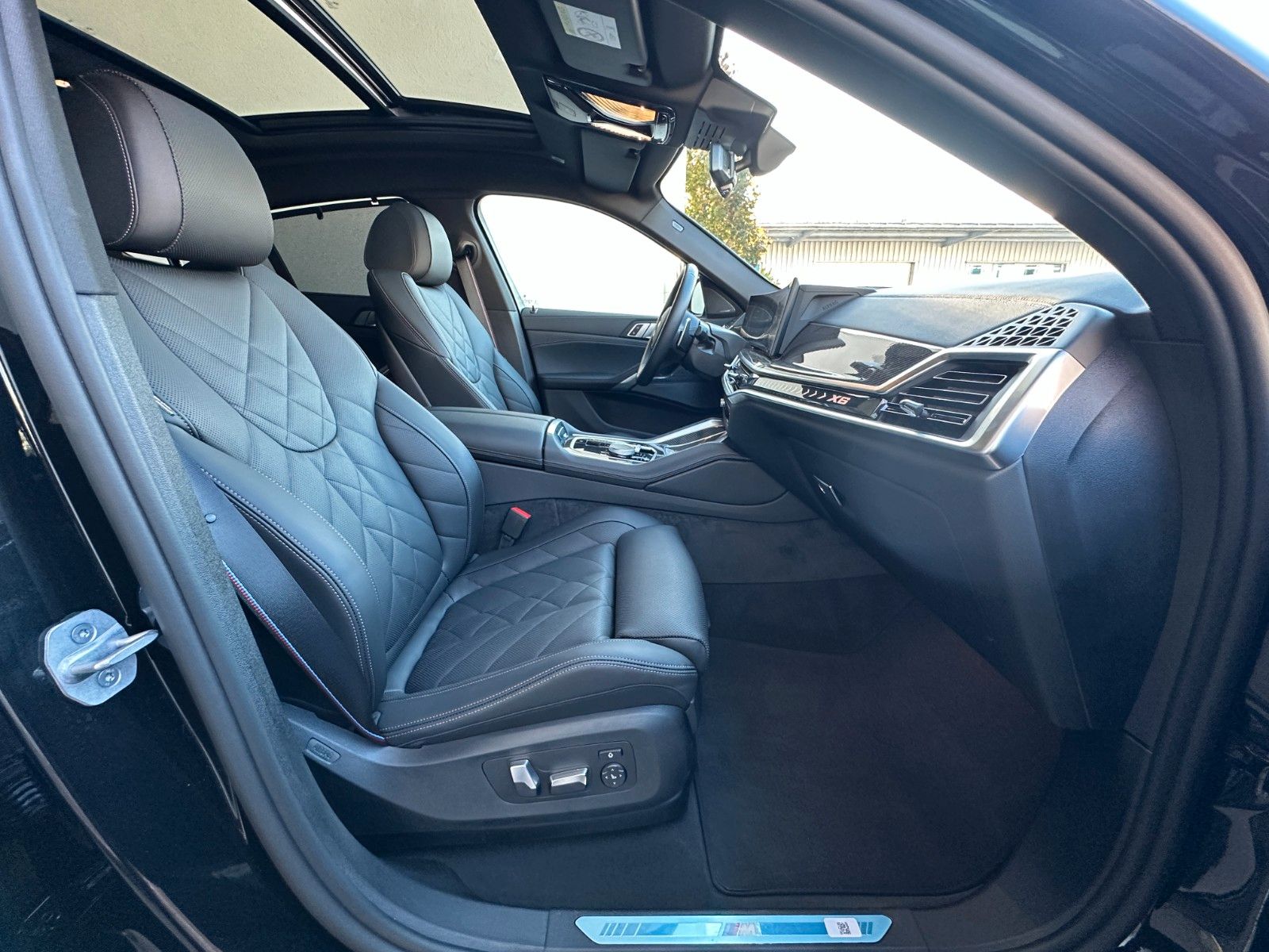 Fahrzeugabbildung BMW X6 30d xDrive MSport ACC,HUD,PANO,HARMAN,360,Usw