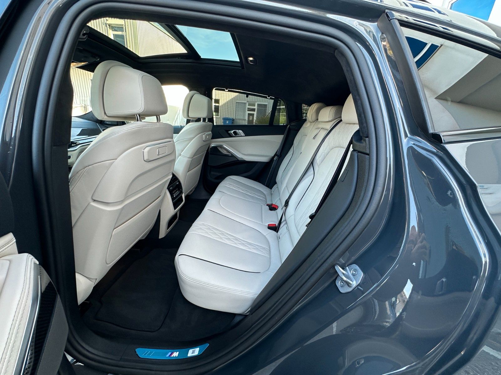 Fahrzeugabbildung BMW X6 M60i xDrive ACC,HUD,PANO,HARMAN,AHK,360,Usw