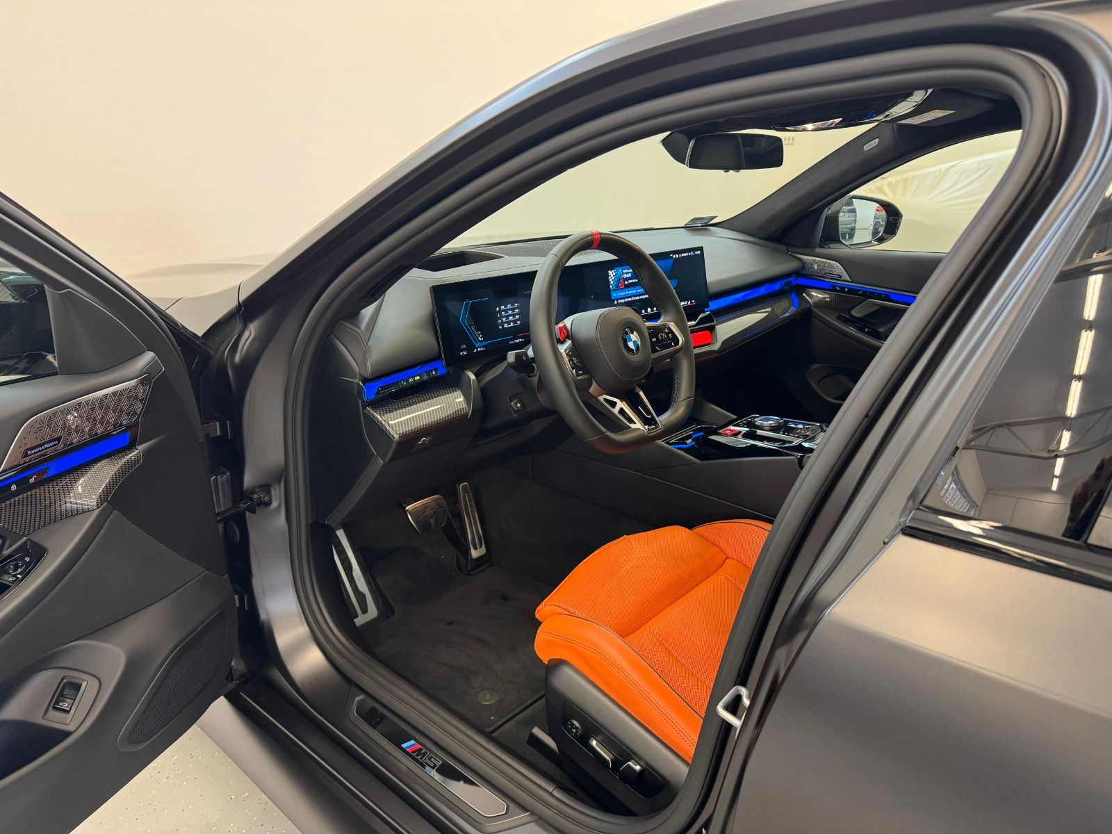 Fahrzeugabbildung BMW M5 Limousine ACC,HUD,B&W,KERAMIK,360,CARBON