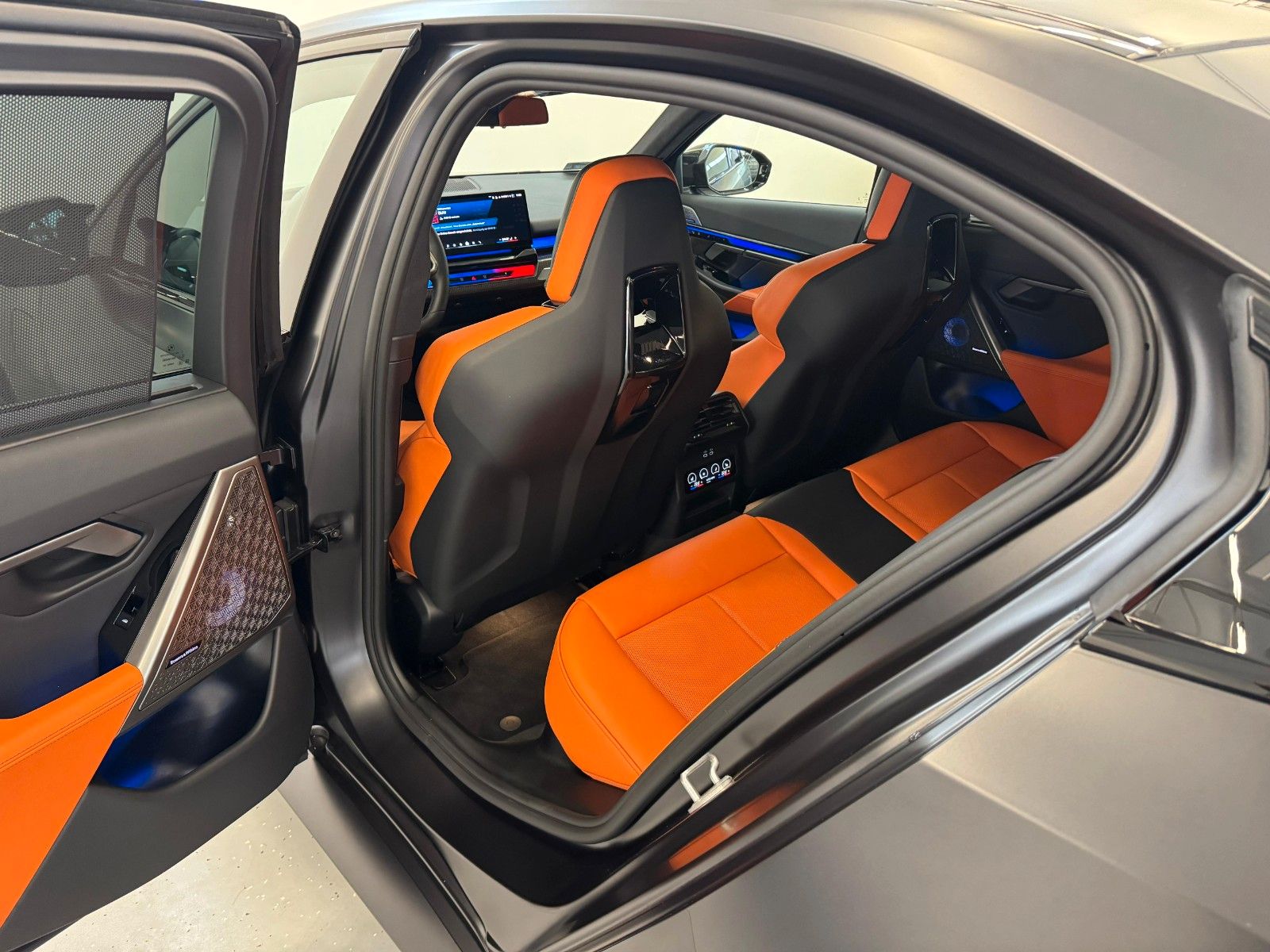 Fahrzeugabbildung BMW M5 Limousine ACC,HUD,B&W,KERAMIK,360,CARBON