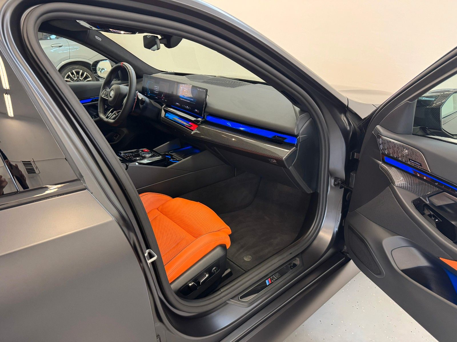 Fahrzeugabbildung BMW M5 Limousine ACC,HUD,B&W,KERAMIK,360,CARBON