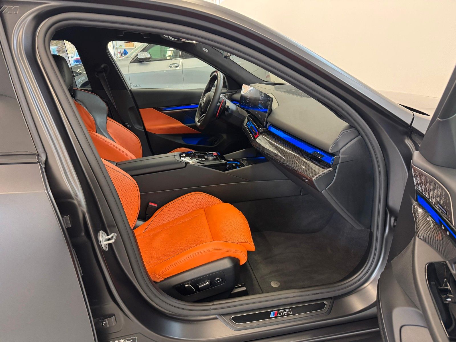 Fahrzeugabbildung BMW M5 Limousine ACC,HUD,B&W,KERAMIK,360,CARBON