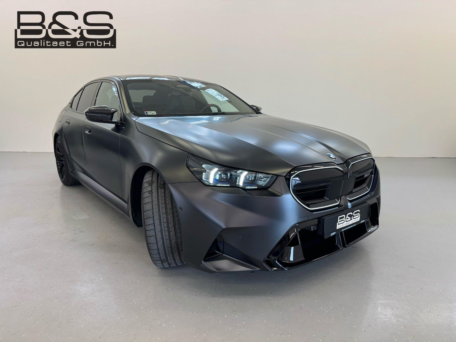 Fahrzeugabbildung BMW M5 Limousine ACC,HUD,B&W,KERAMIK,360,CARBON