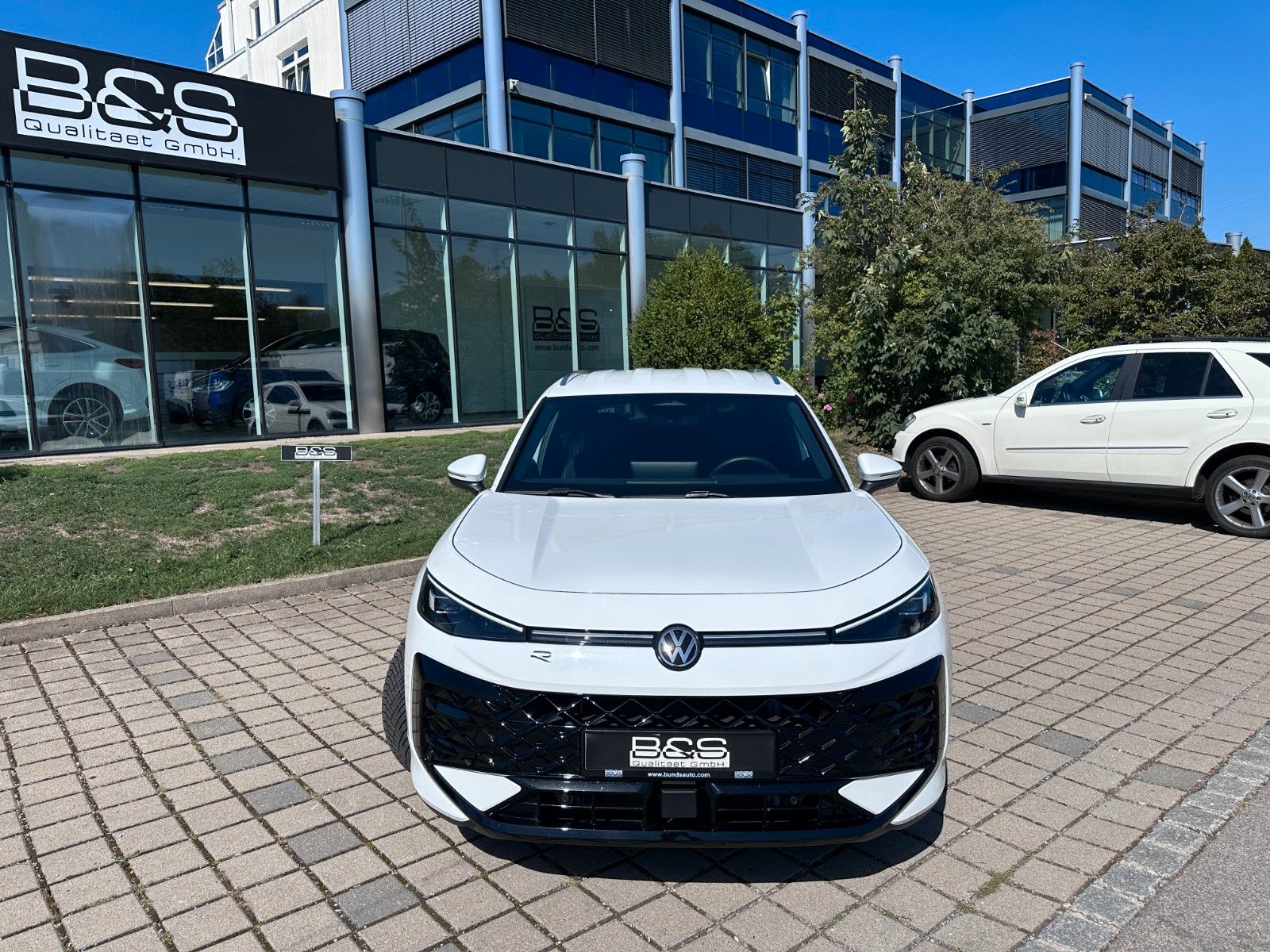 Fahrzeugabbildung Volkswagen T-Roc 1.5 eTSI R-Line|Deutsch Fzg|UNFALLFREI|