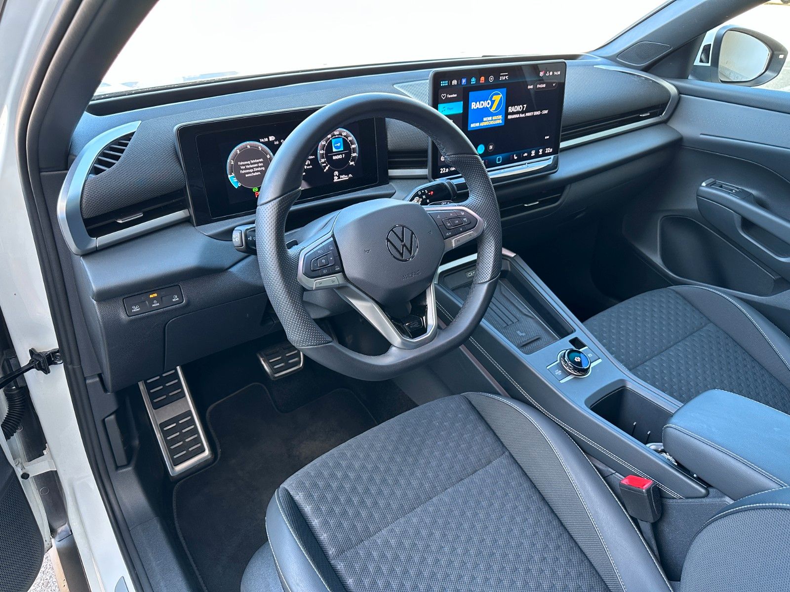 Fahrzeugabbildung Volkswagen T-Roc 1.5 eTSI R-Line|Deutsch Fzg|UNFALLFREI|