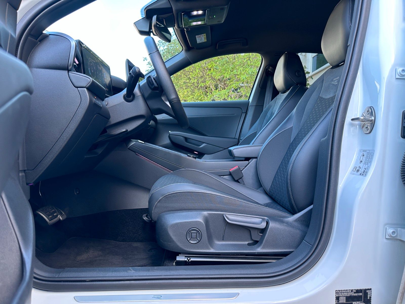 Fahrzeugabbildung Volkswagen T-Roc 1.5 eTSI R-Line|Deutsch Fzg|UNFALLFREI|