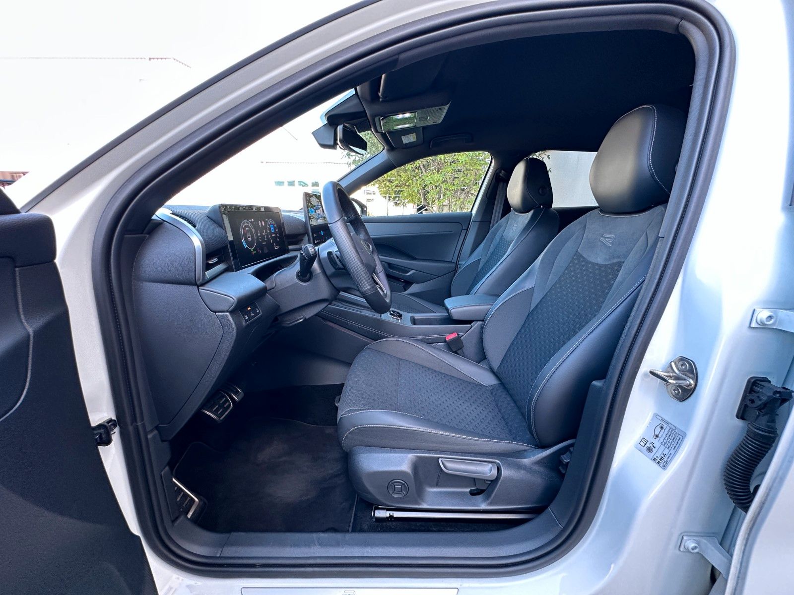 Fahrzeugabbildung Volkswagen T-Roc 1.5 eTSI R-Line|Deutsch Fzg|UNFALLFREI|