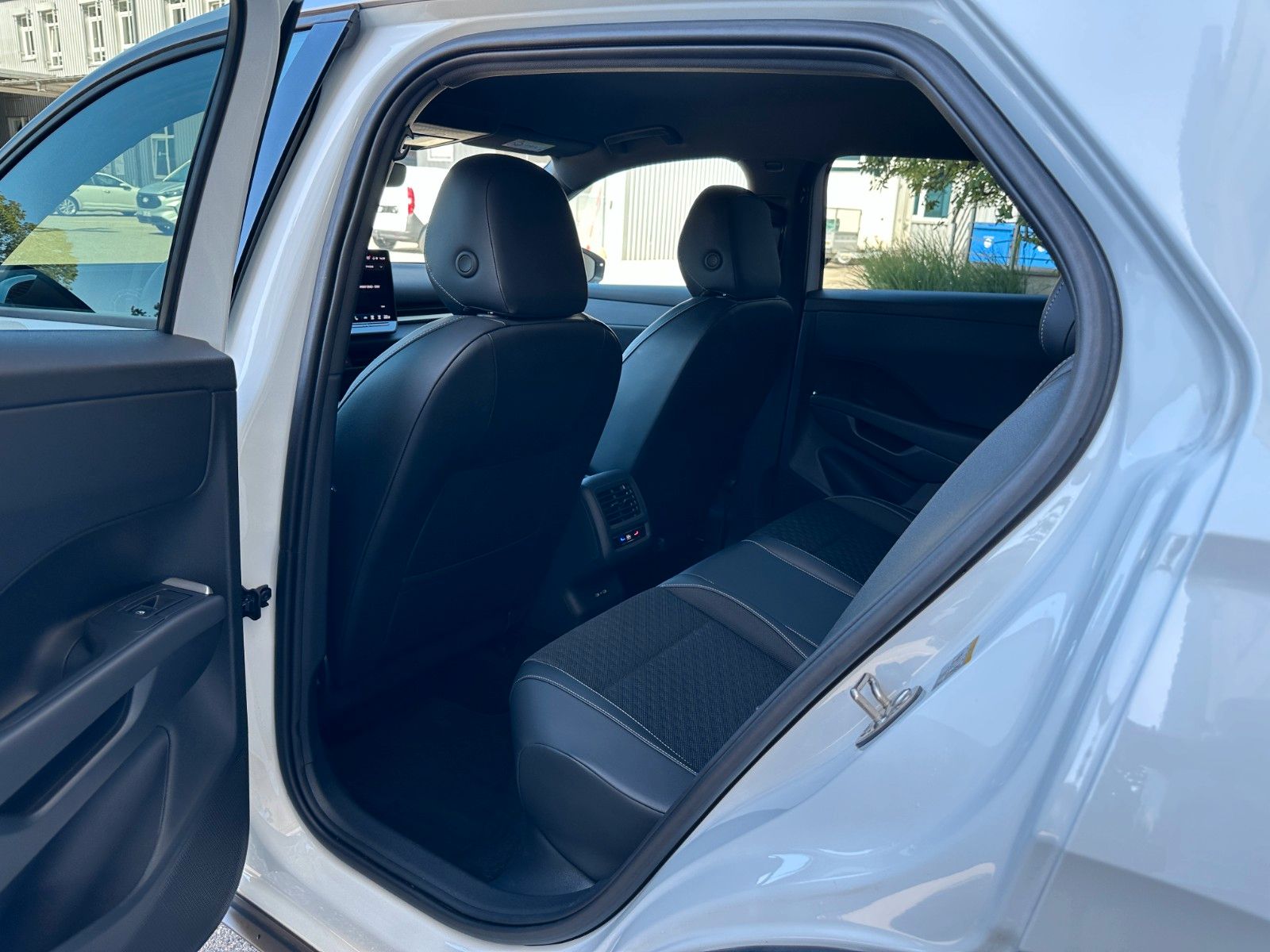 Fahrzeugabbildung Volkswagen T-Roc 1.5 eTSI R-Line|Deutsch Fzg|UNFALLFREI|