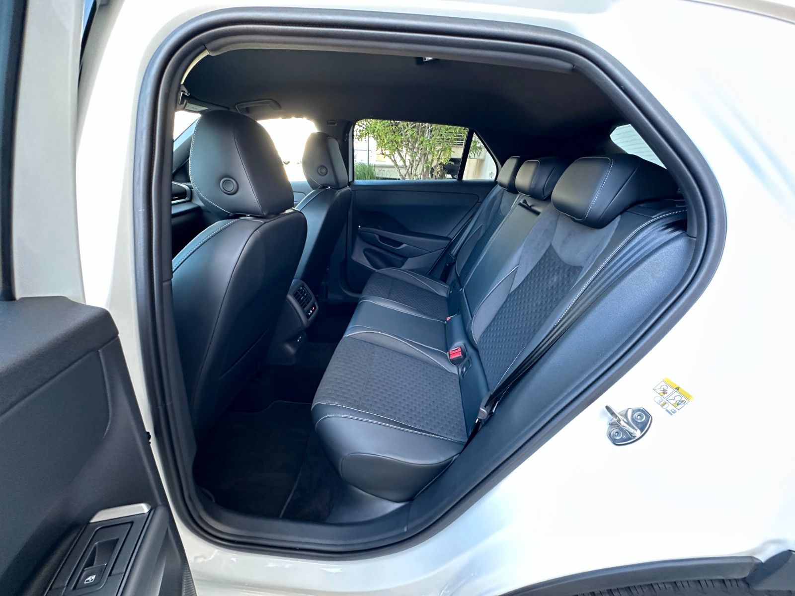Fahrzeugabbildung Volkswagen T-Roc 1.5 eTSI R-Line|Deutsch Fzg|UNFALLFREI|