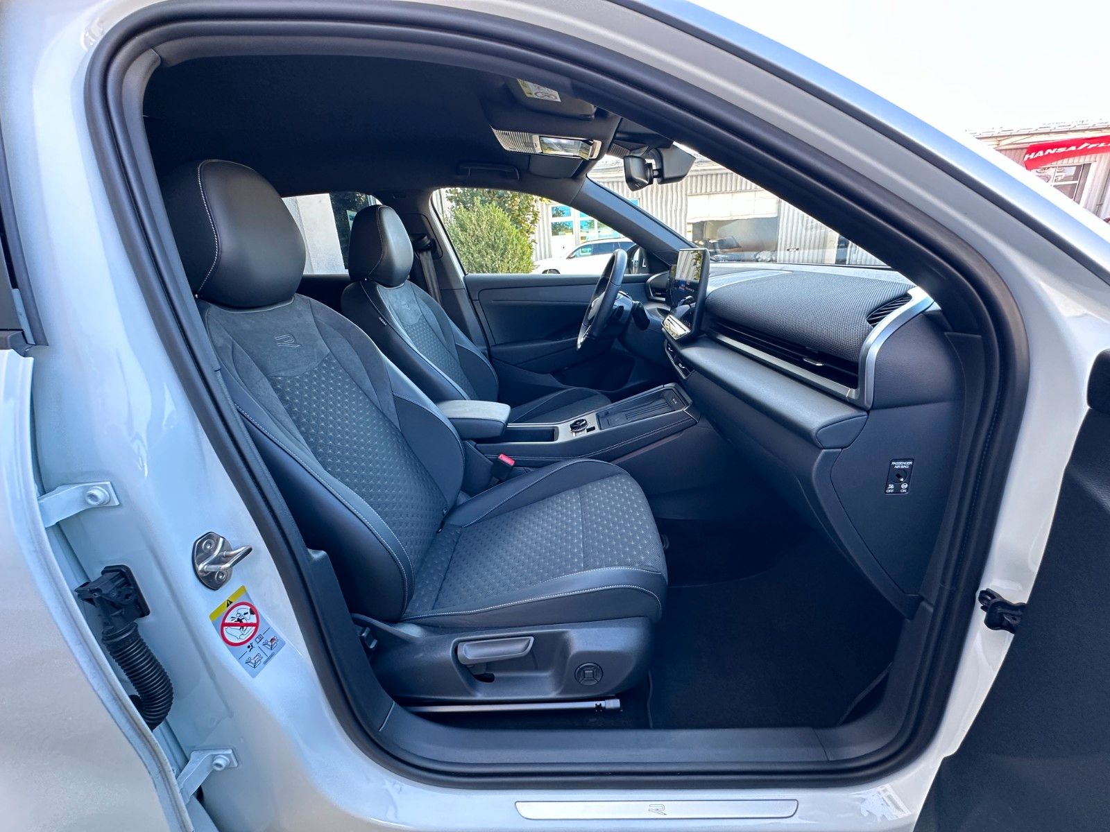 Fahrzeugabbildung Volkswagen T-Roc 1.5 eTSI R-Line|Deutsch Fzg|UNFALLFREI|