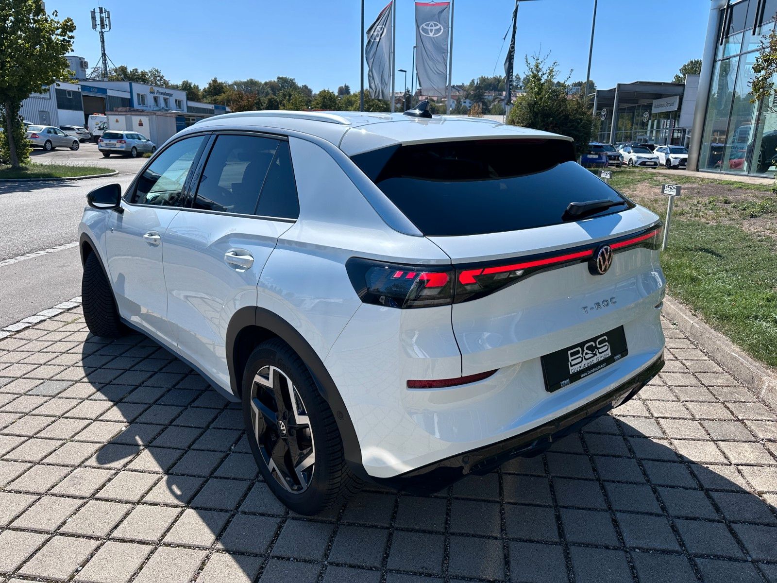 Fahrzeugabbildung Volkswagen T-Roc 1.5 eTSI R-Line|Deutsch Fzg|UNFALLFREI|