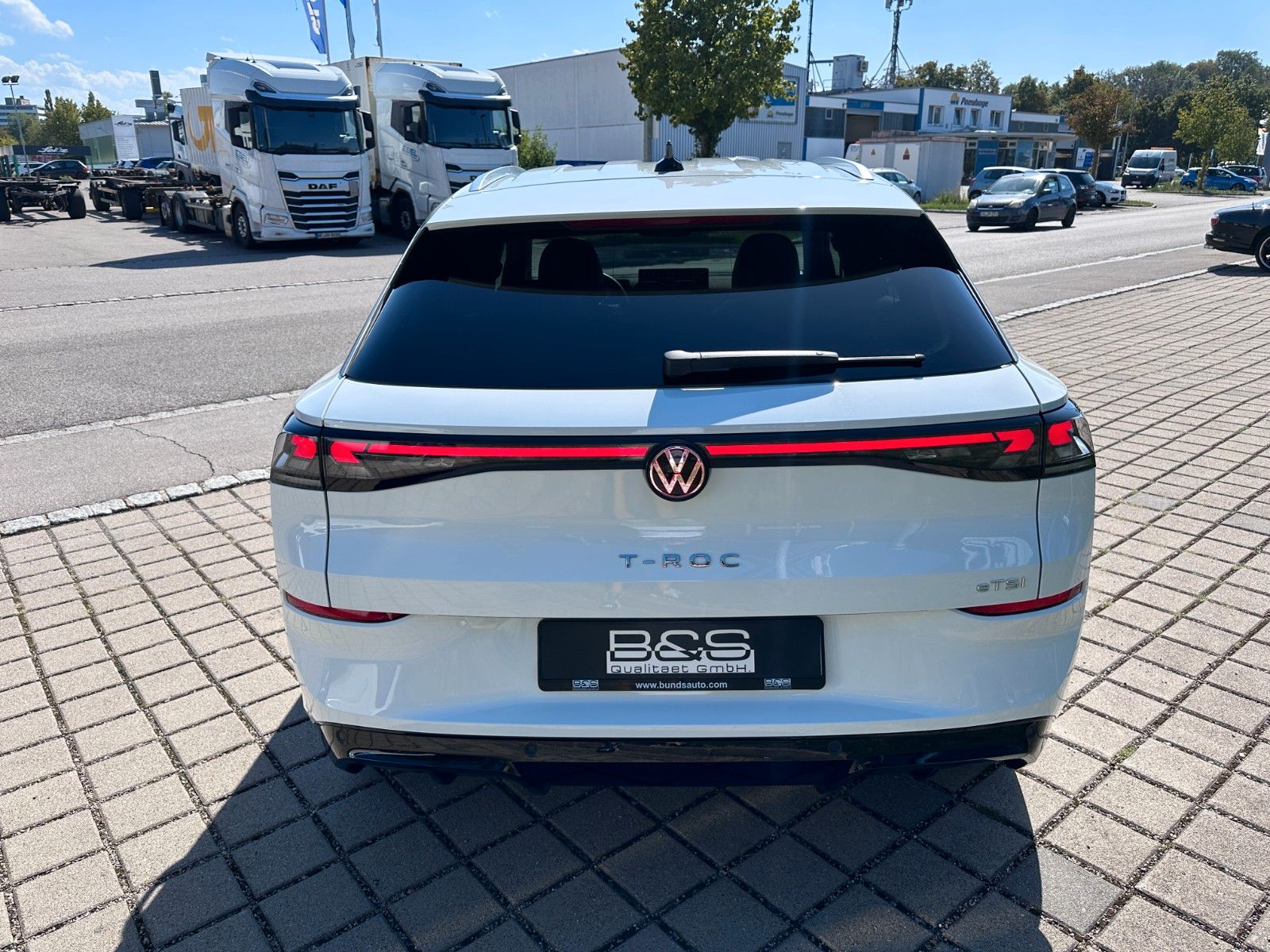 Fahrzeugabbildung Volkswagen T-Roc 1.5 eTSI R-Line|Deutsch Fzg|UNFALLFREI|